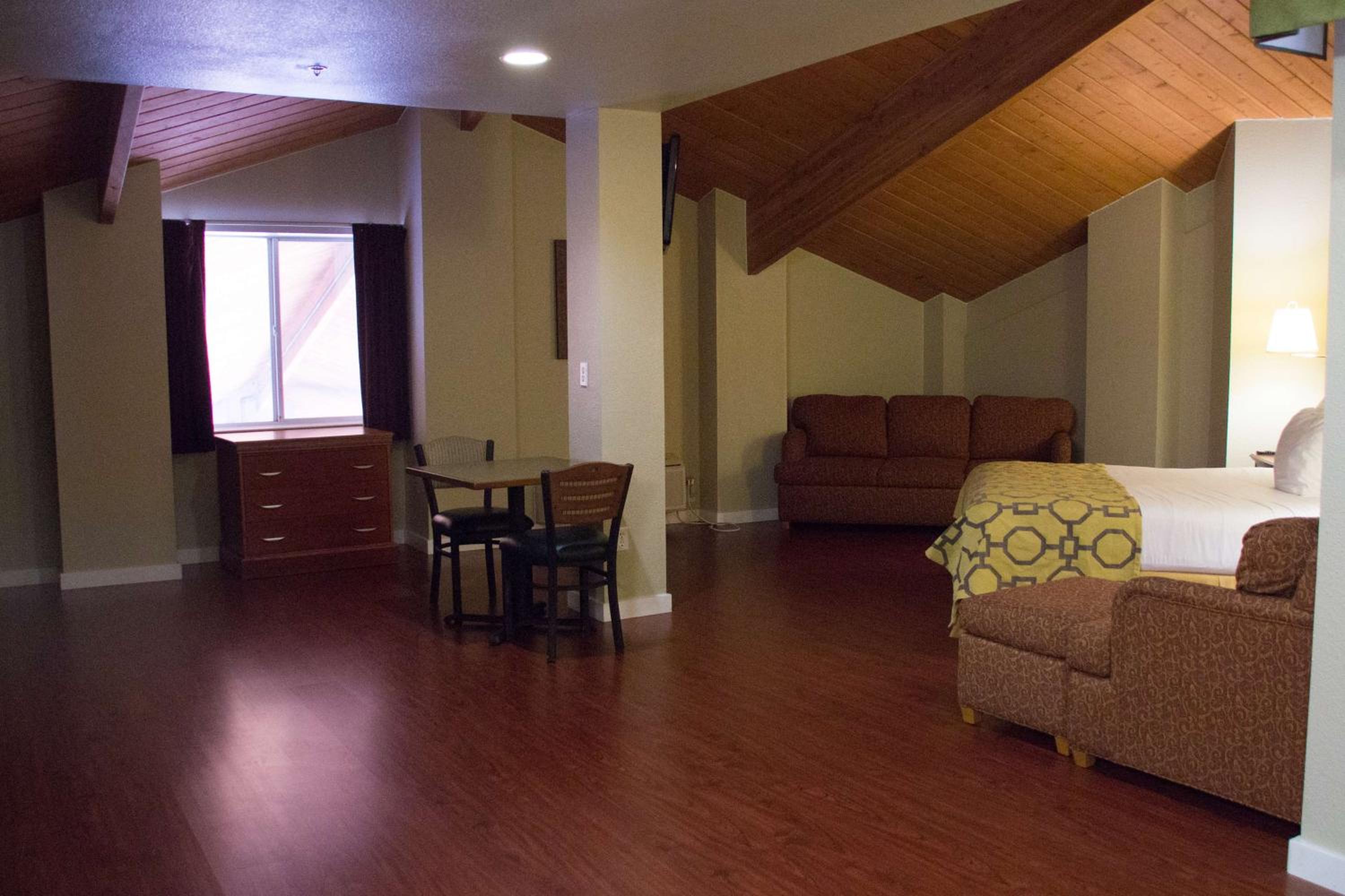 Yreka Vacations - Baymont by Wyndham Yreka - Property Image 3