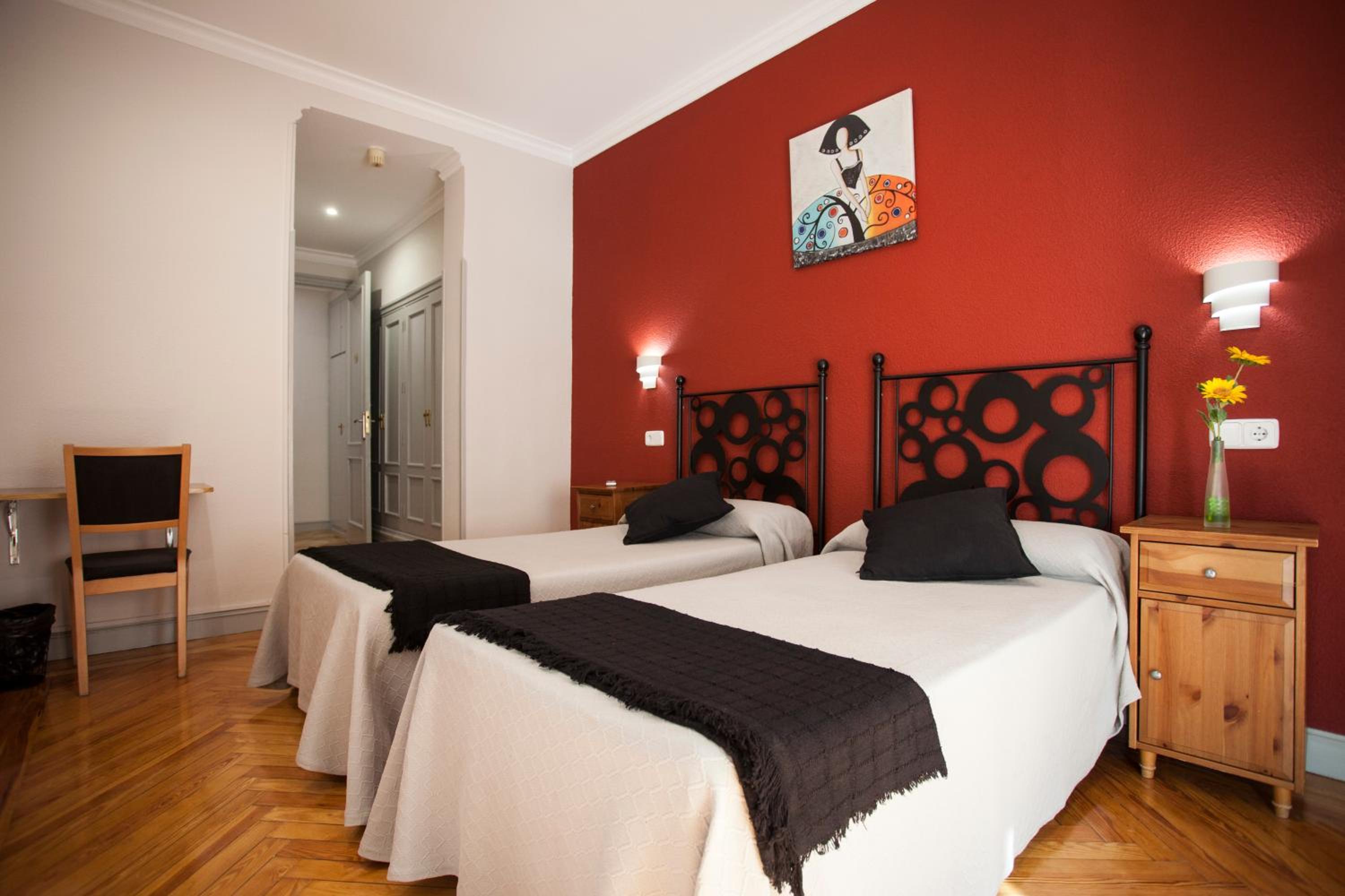 Hostal Aresol en Madrid — hotel room
