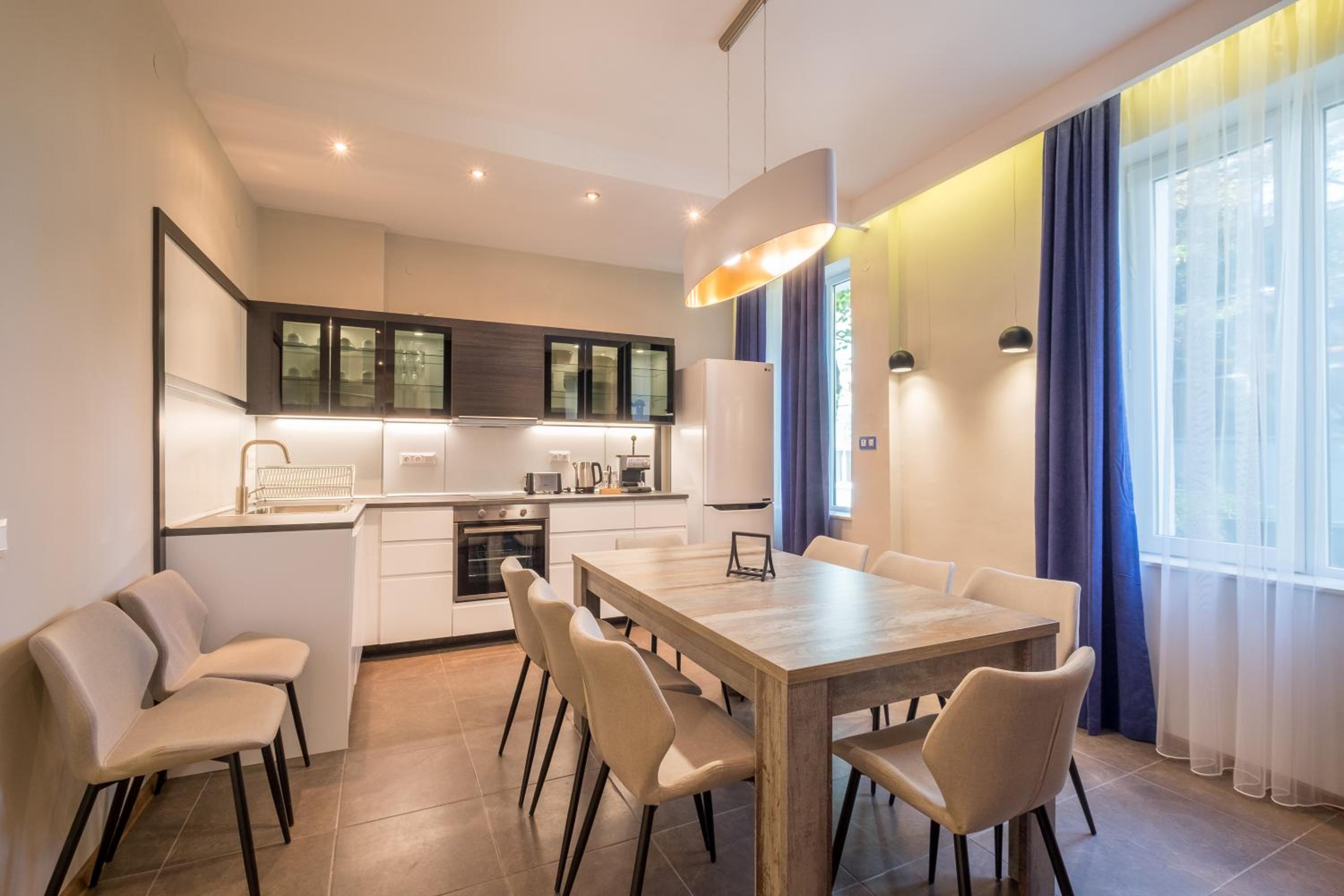 Stylish 3BR with Cozy Comfort and Chic Decor view 4