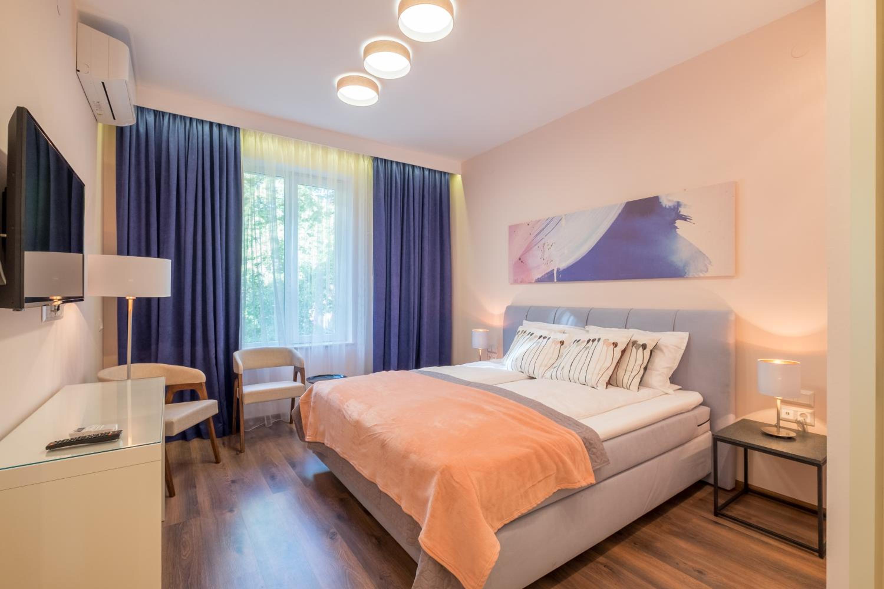 Stylish 3BR with Cozy Comfort and Chic Decor view 3