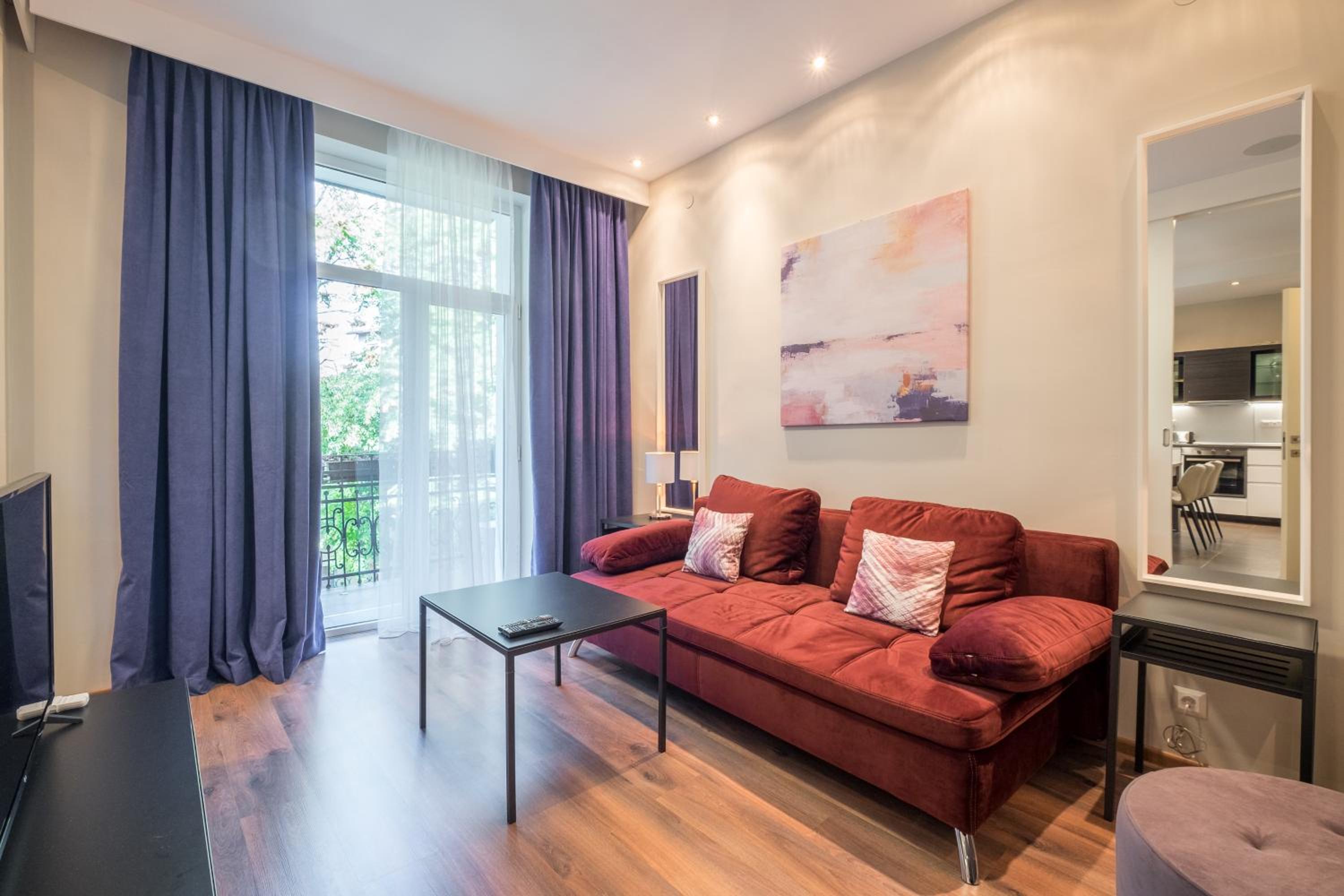 Stylish 3BR with Cozy Comfort and Chic Decor view 2