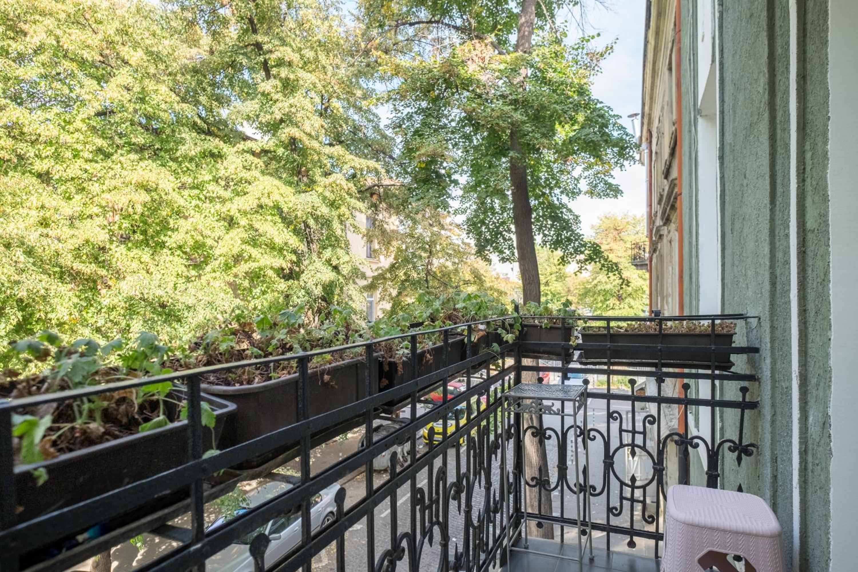 Stylish 3BR with Cozy Comfort and Chic Decor view 5