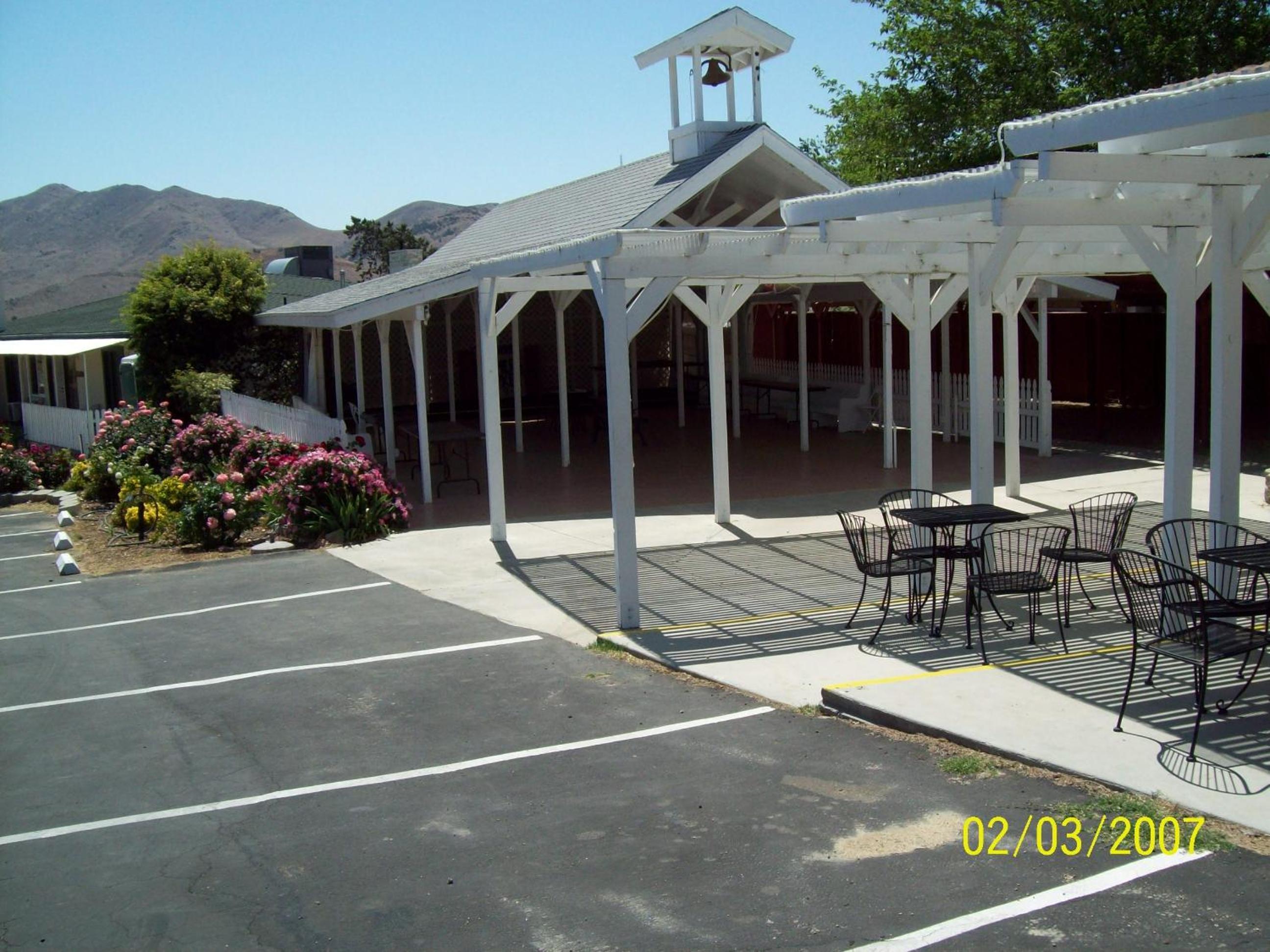 Lakeshore Lodge