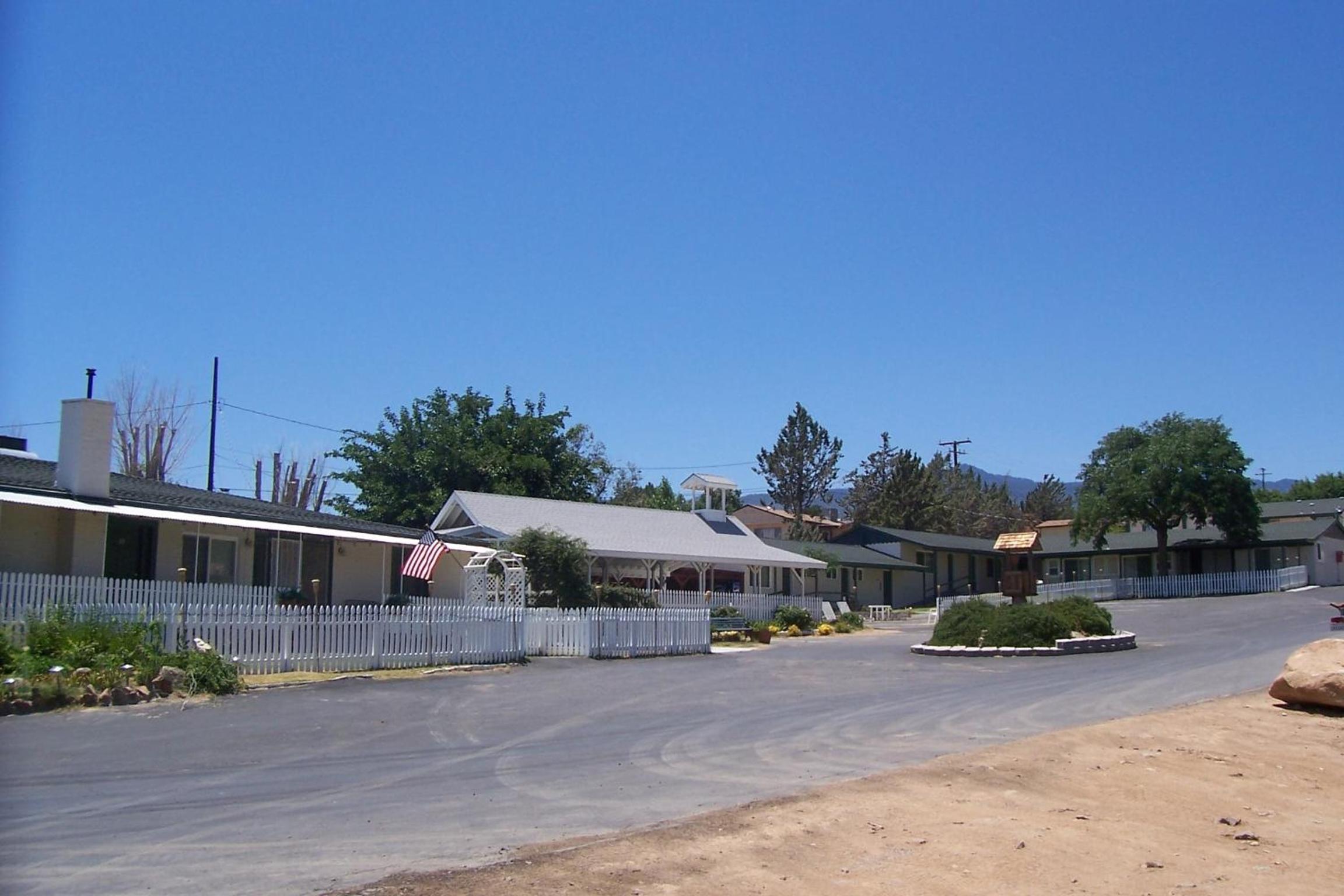 Lakeshore Lodge