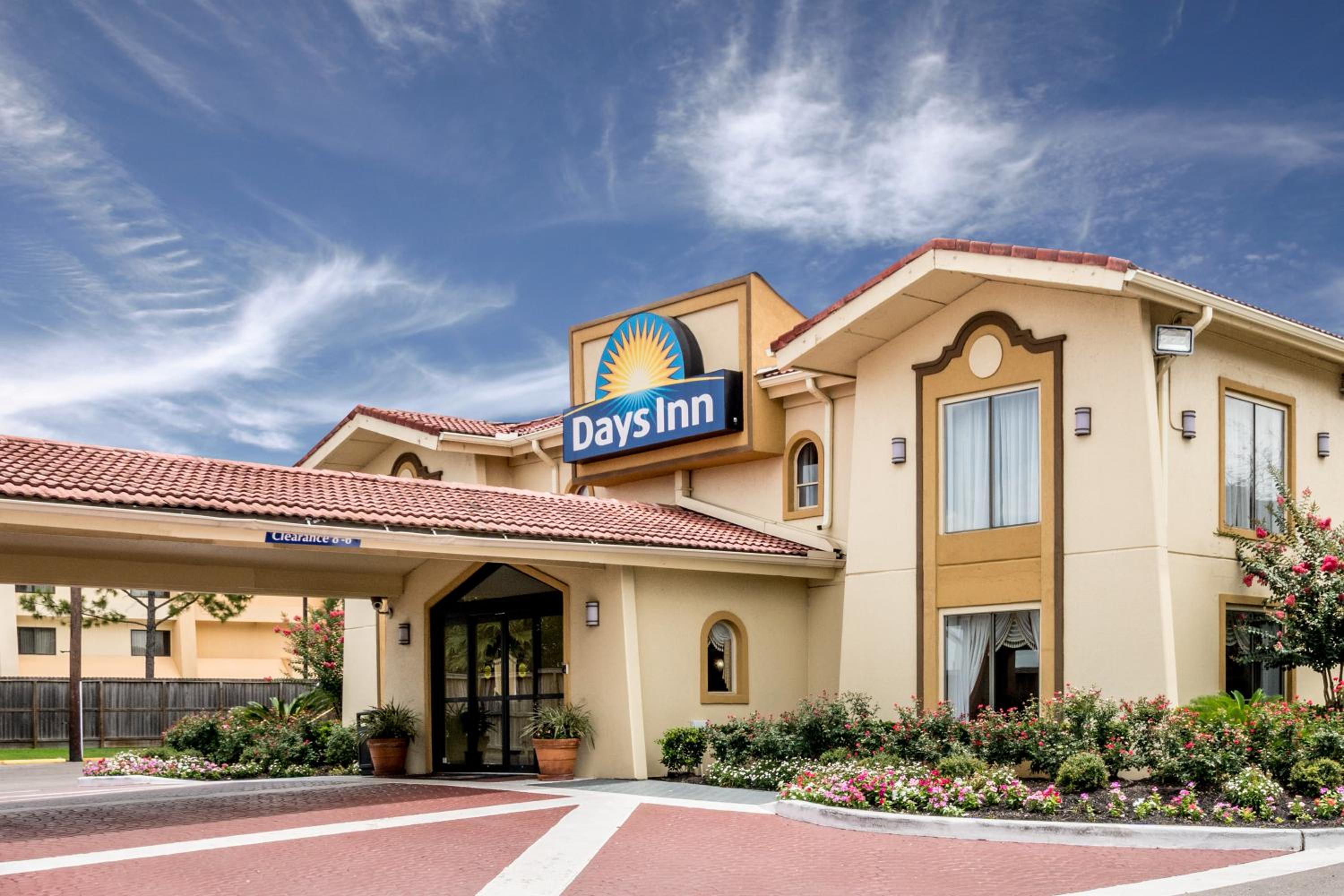 Hotel Days Inn by Wyndham Houston - Image 1