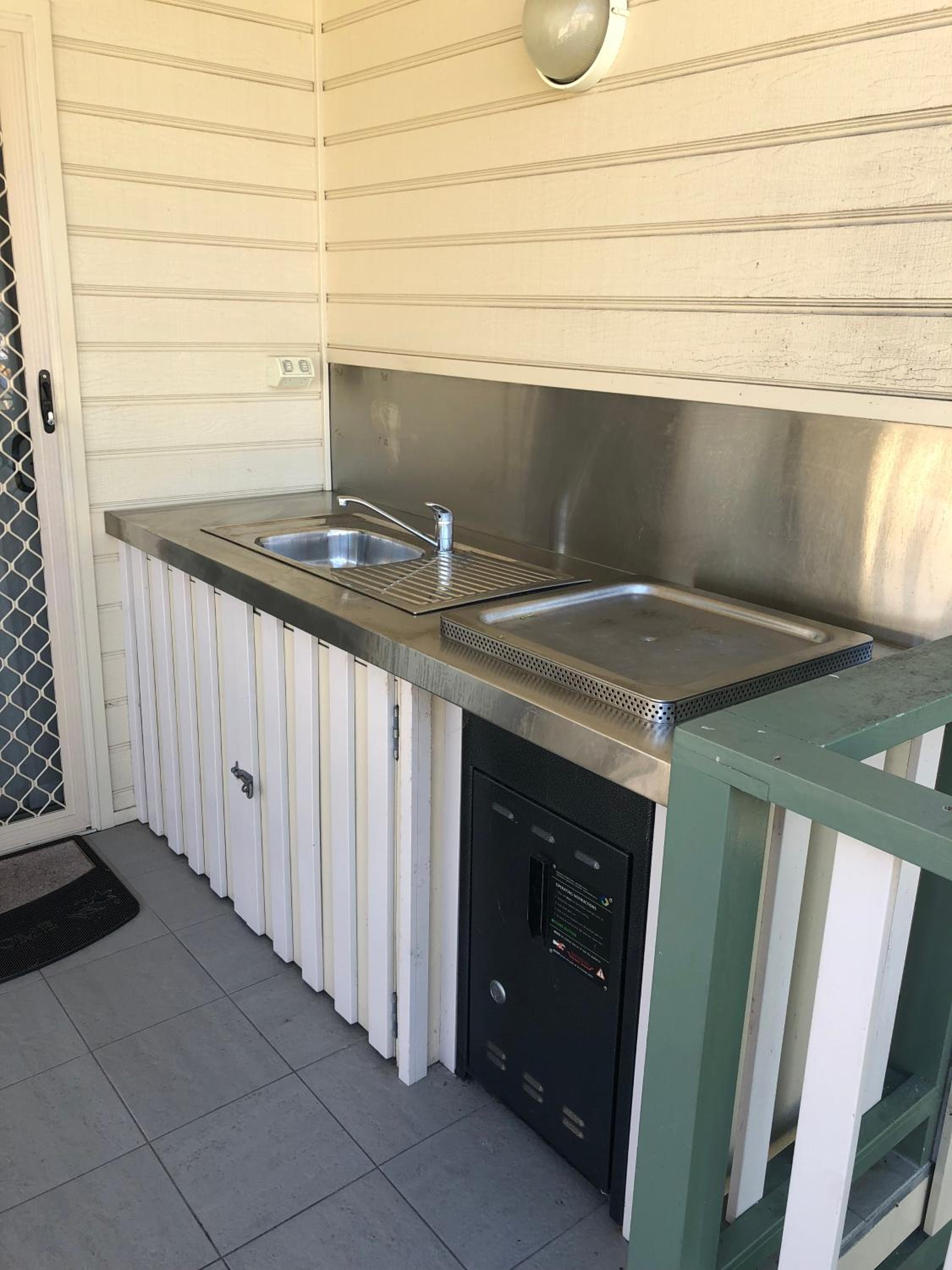 Pleasurelea Tourist Resort & Caravan Park