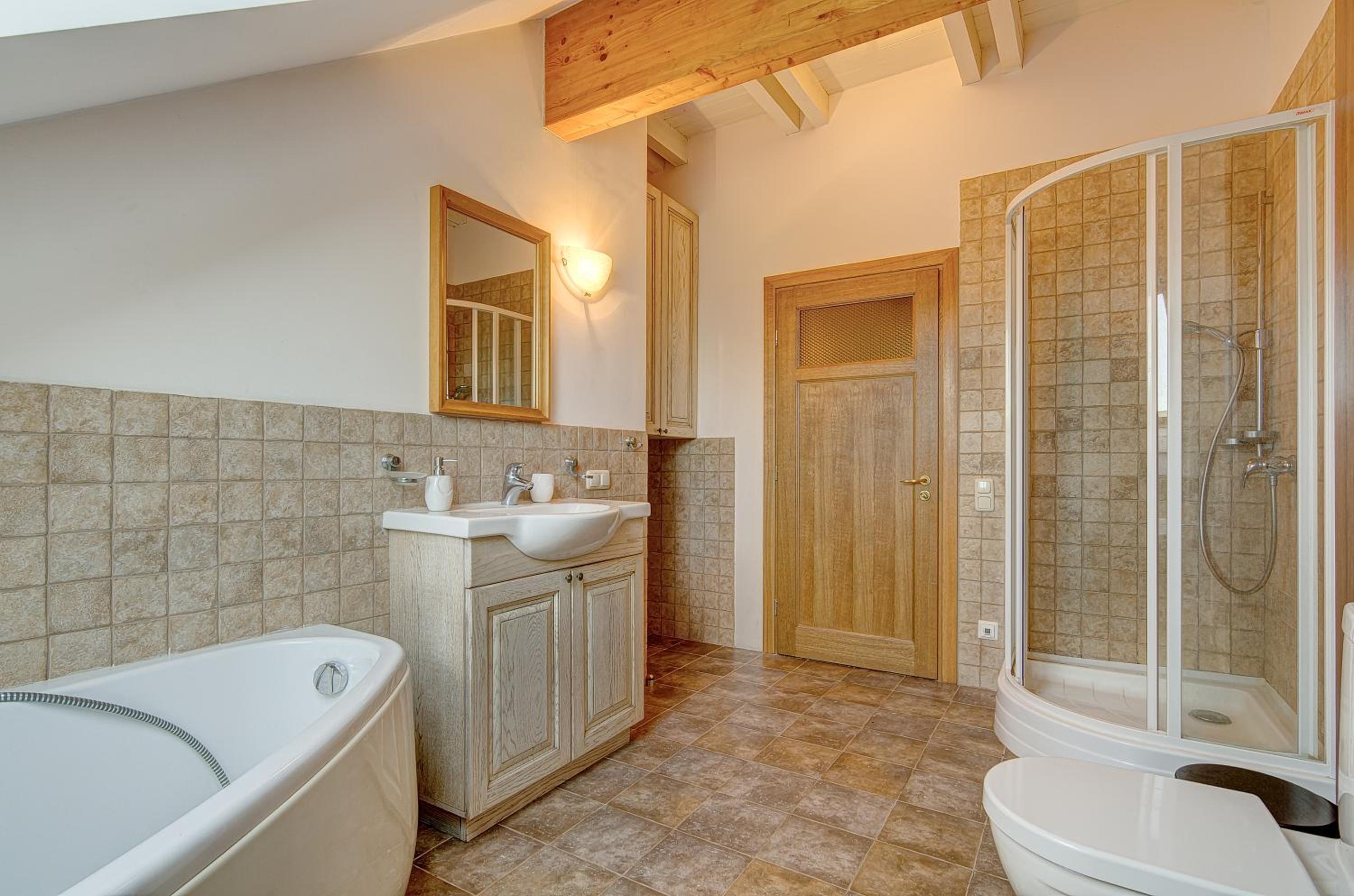 Spacious Villa with Large Hall view 3
