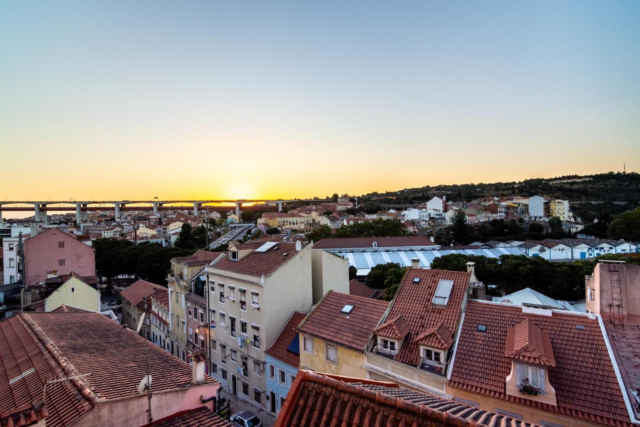 The Explorers Home - Sunny Stylish Family-Friendly Apartment view 2