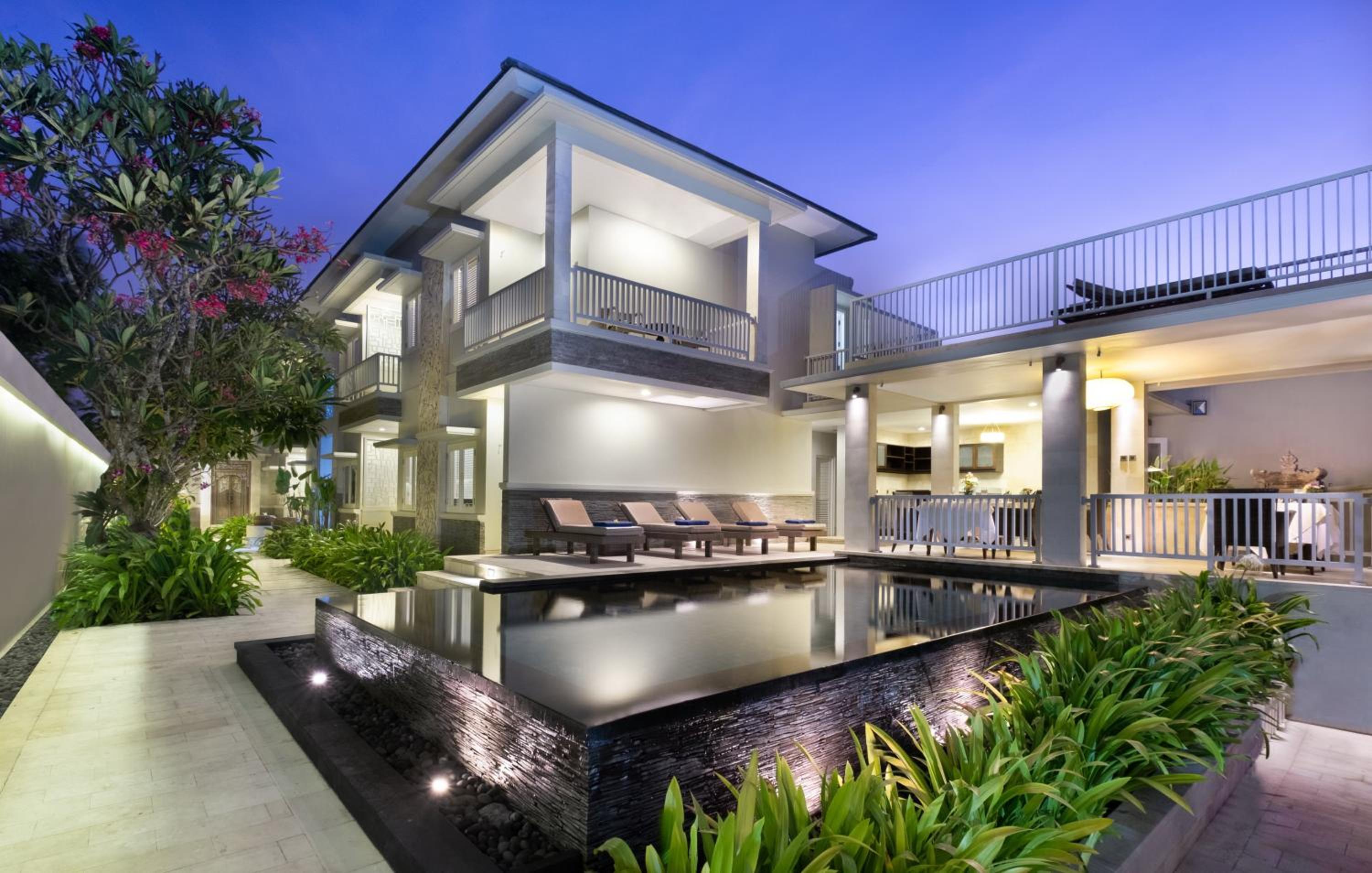 Hotel The Village Home