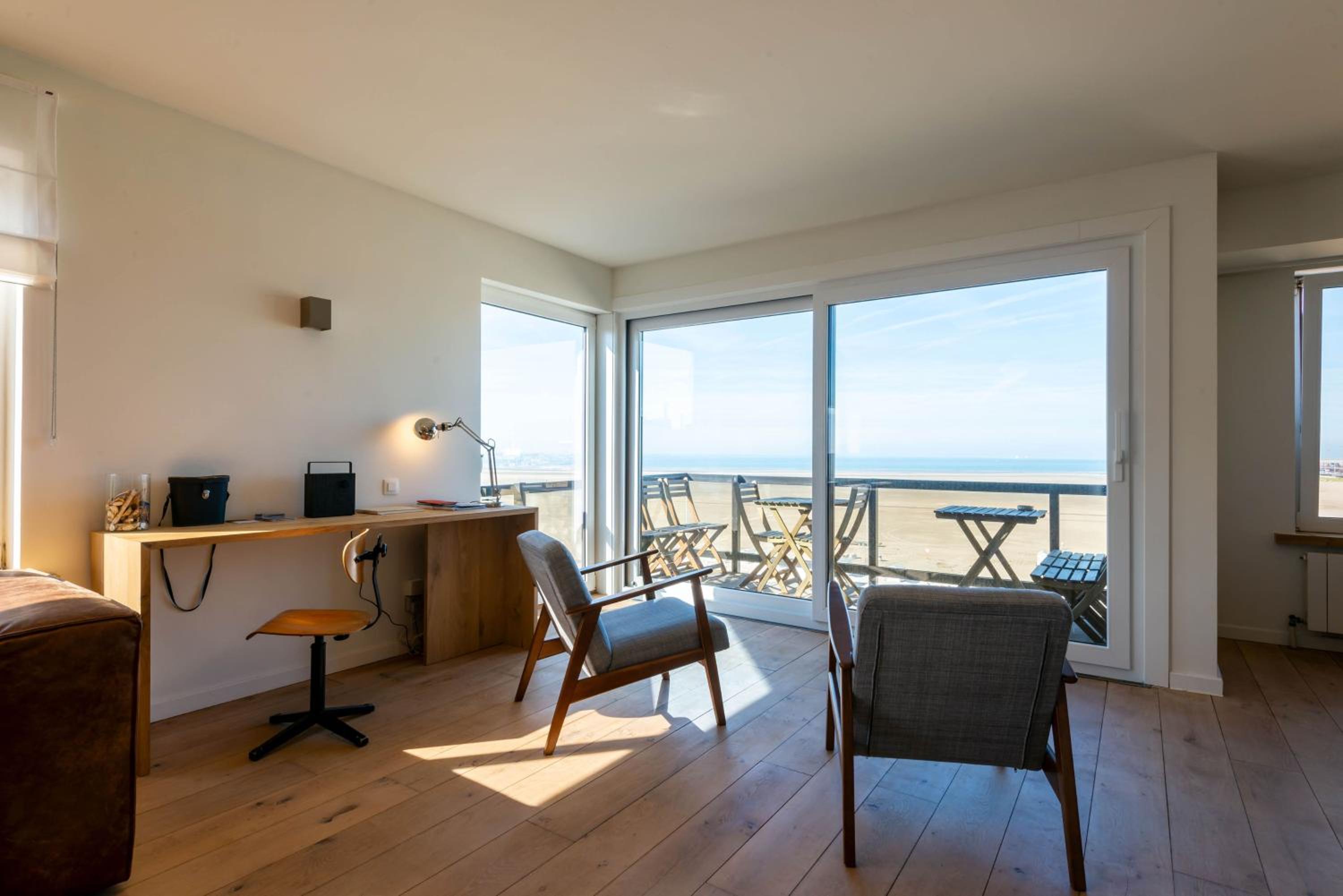 Modern & Large appt (8p.) ocean view & terrace
