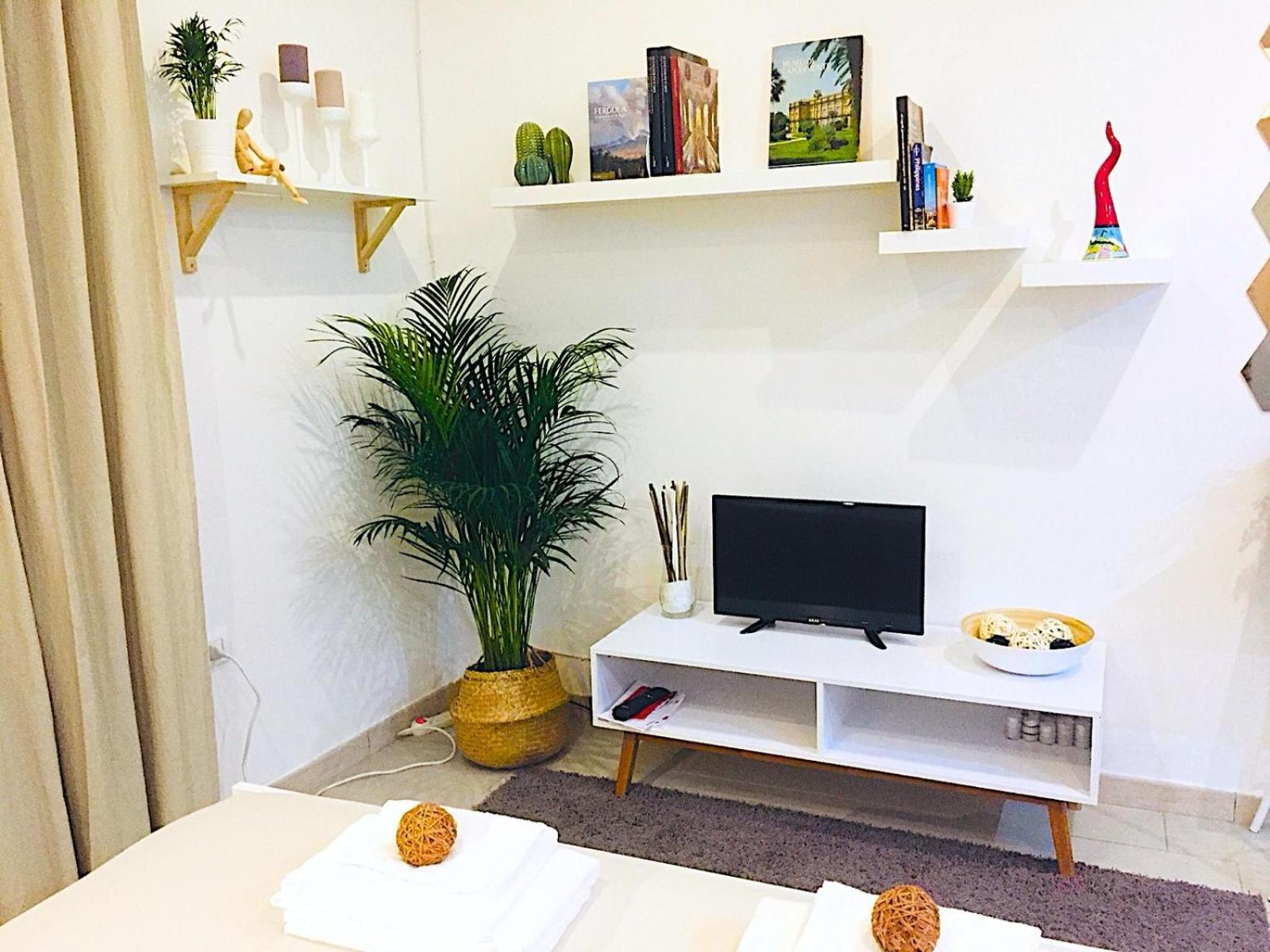 Lorenzo's Art Studio - SpaccaNapoli 2 minuti