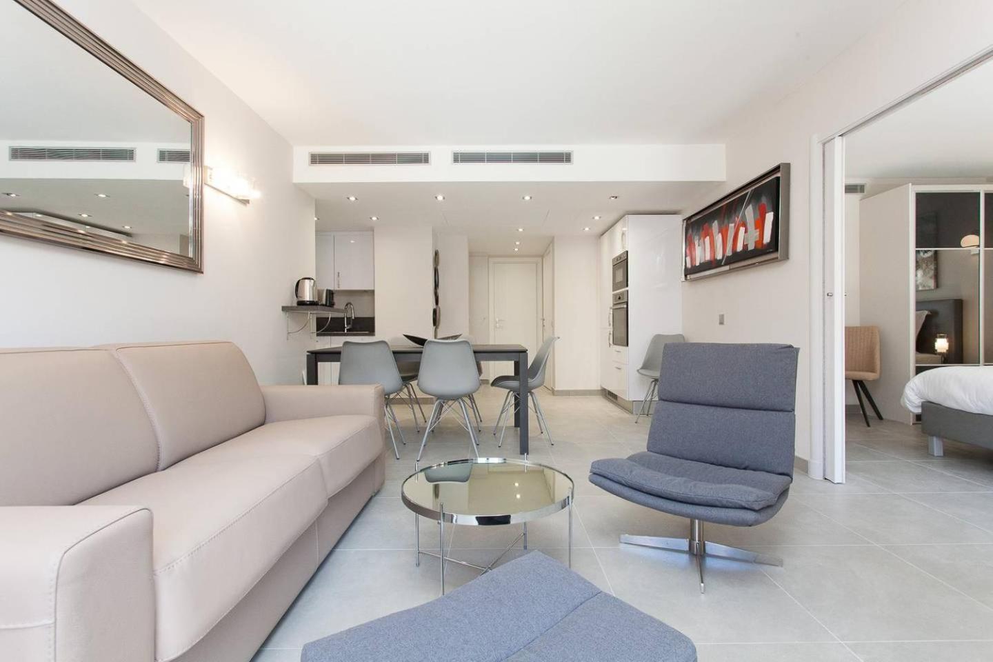 Carlton area: New 2 beds / 2 baths photo 5