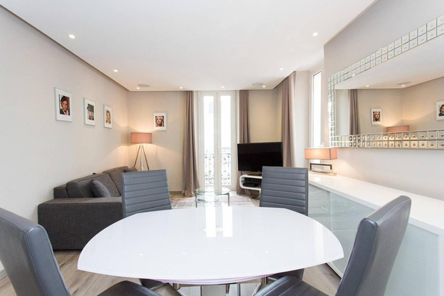 1 bedroom in front of the Palais! photo 5