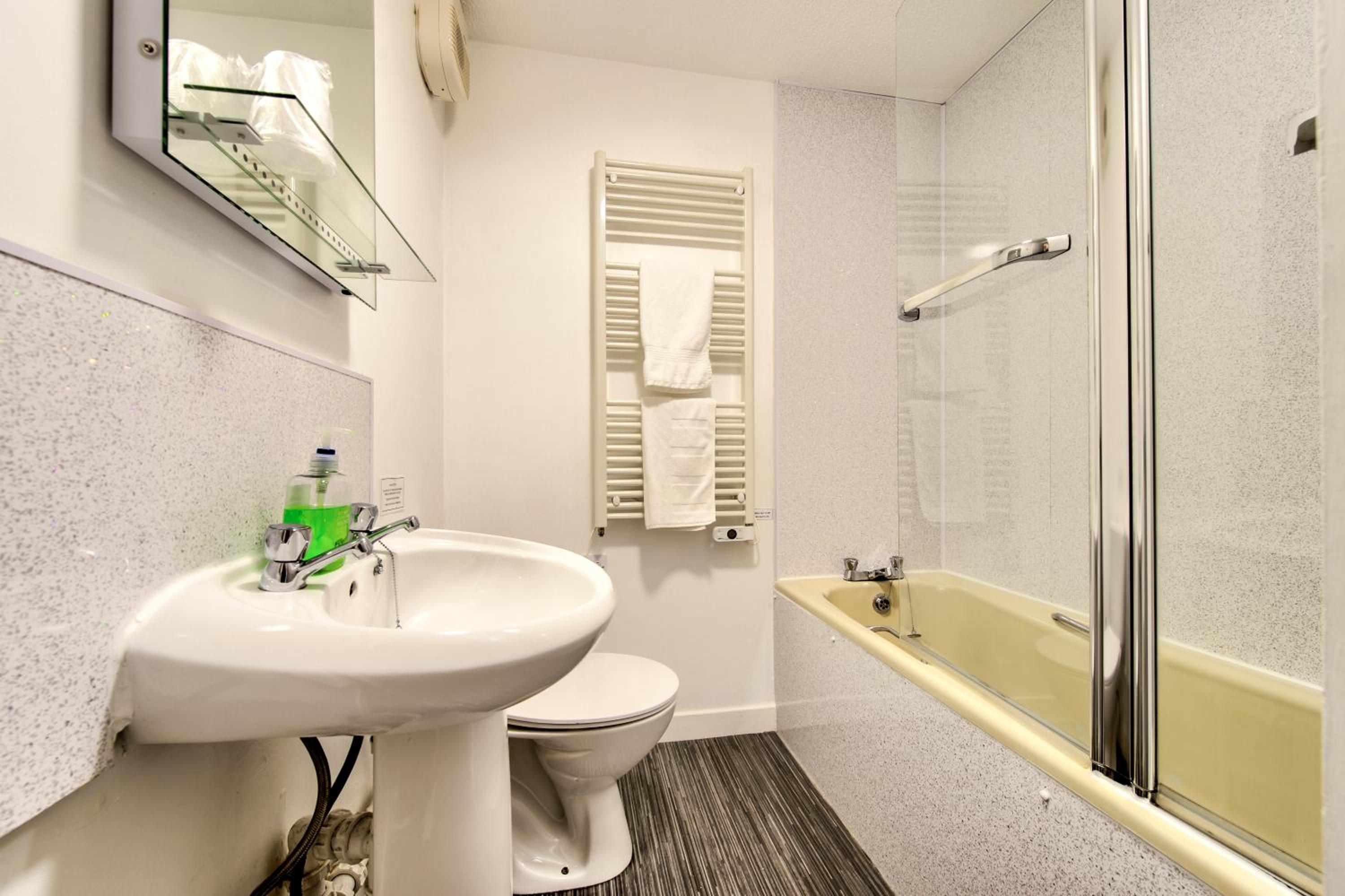 Charming 1 Bed Apartment with Castle View photo 4