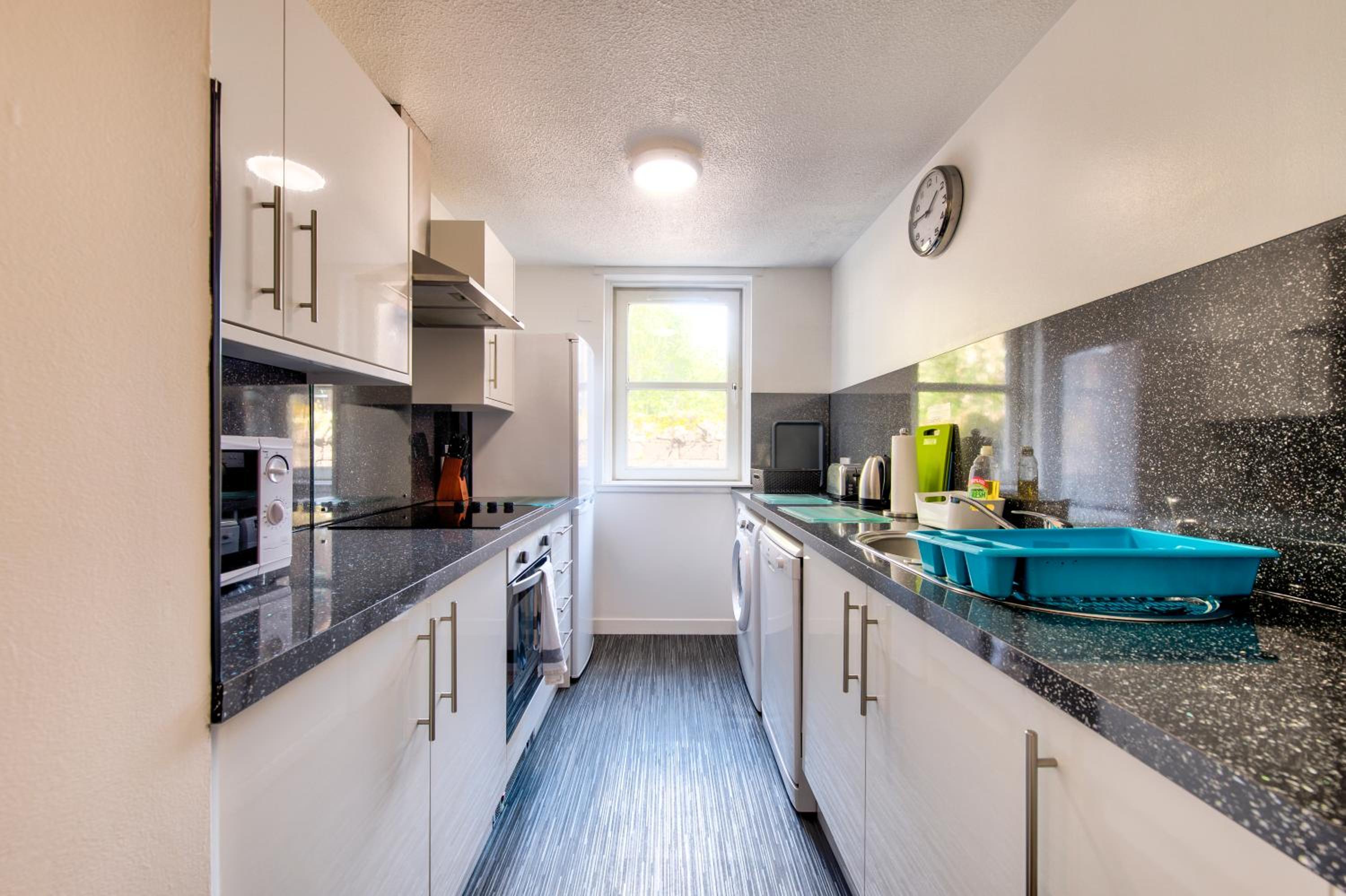 Charming 1 Bed Apartment with Castle View photo 3