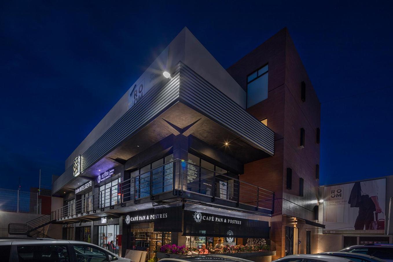 Hotel ROOM Hotel & Suites - Image 1