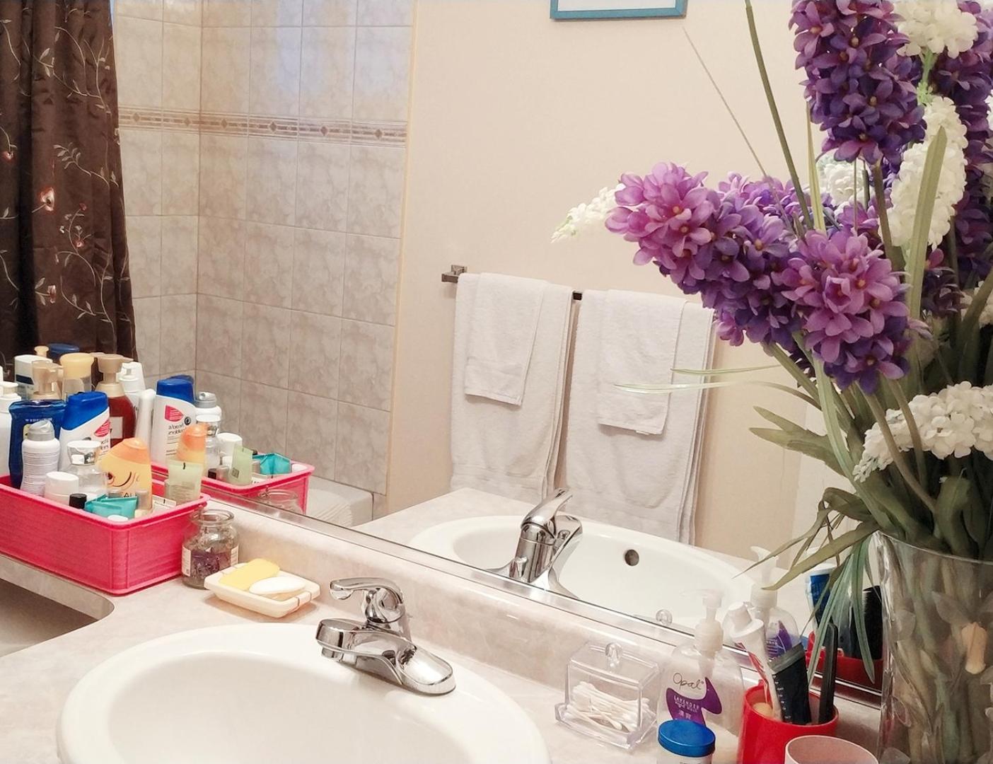 Helen's House / Close to Skytrain and Airport