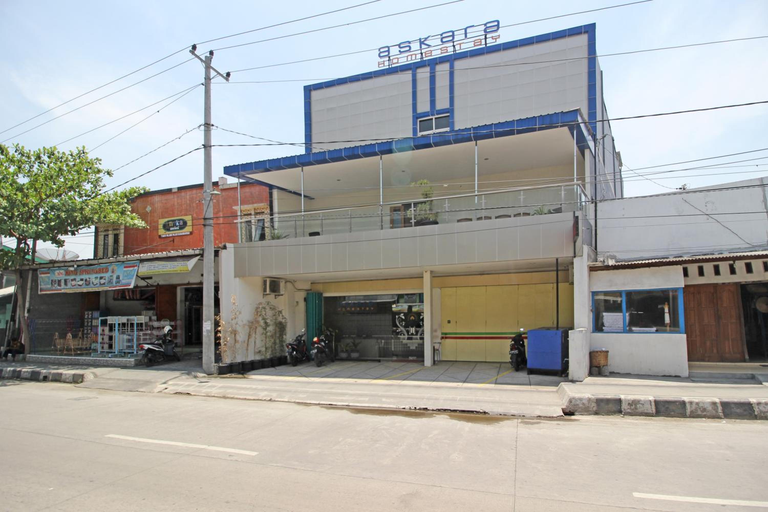 RedDoorz near UNS Solo view 2
