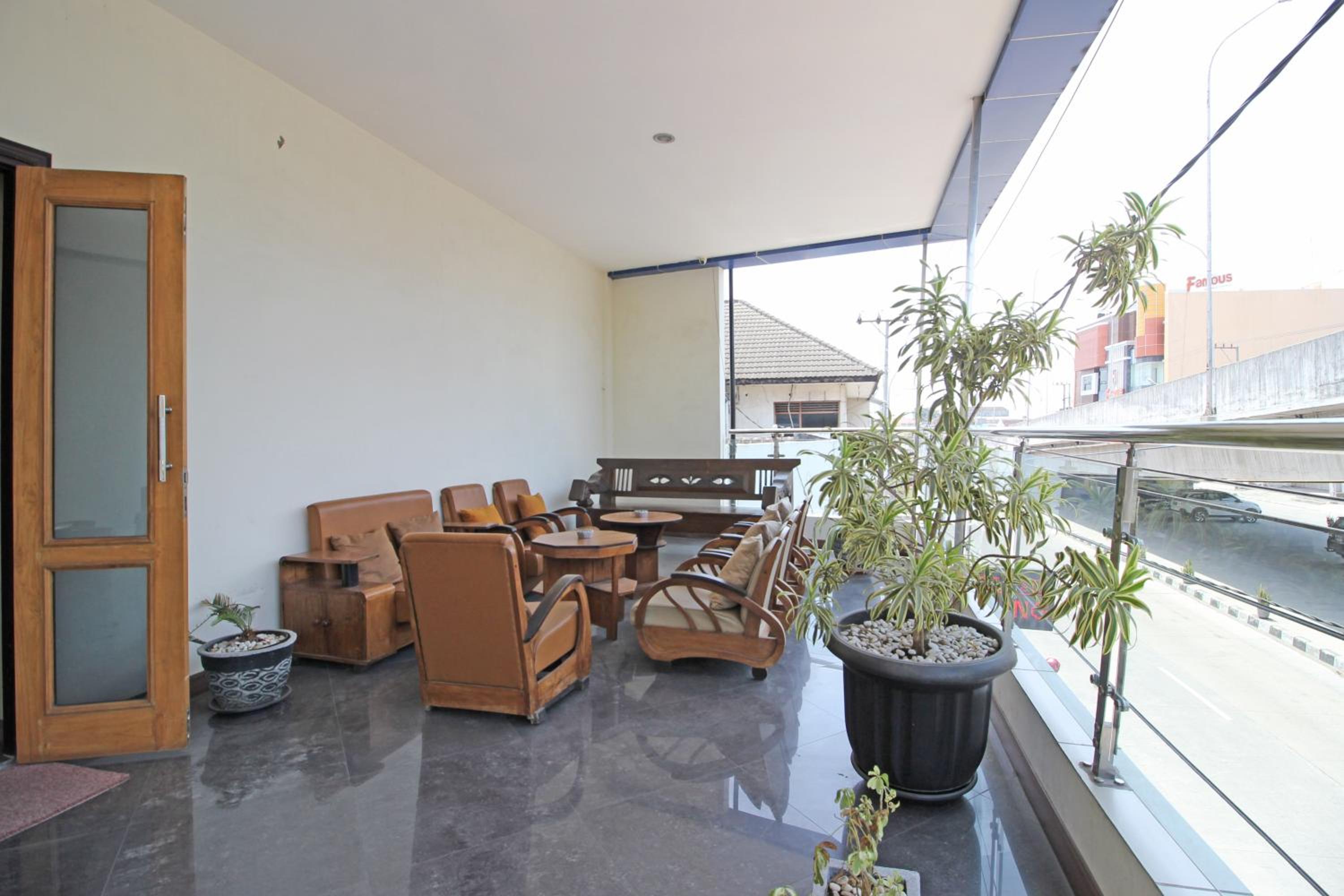RedDoorz near UNS Solo view 4