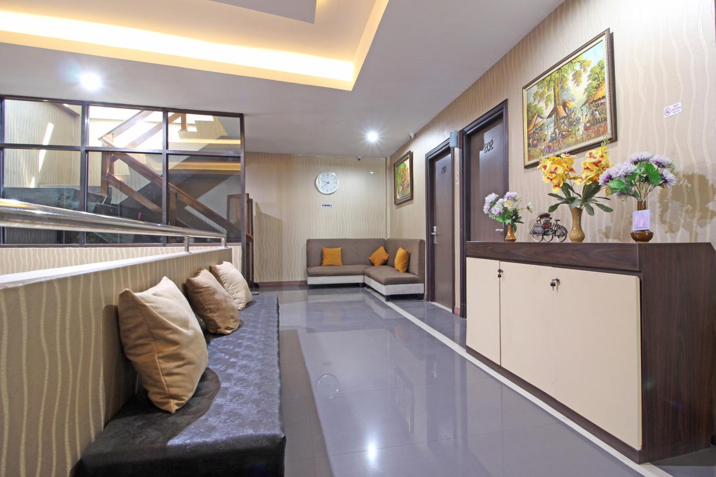 RedDoorz near UNS Solo view 3