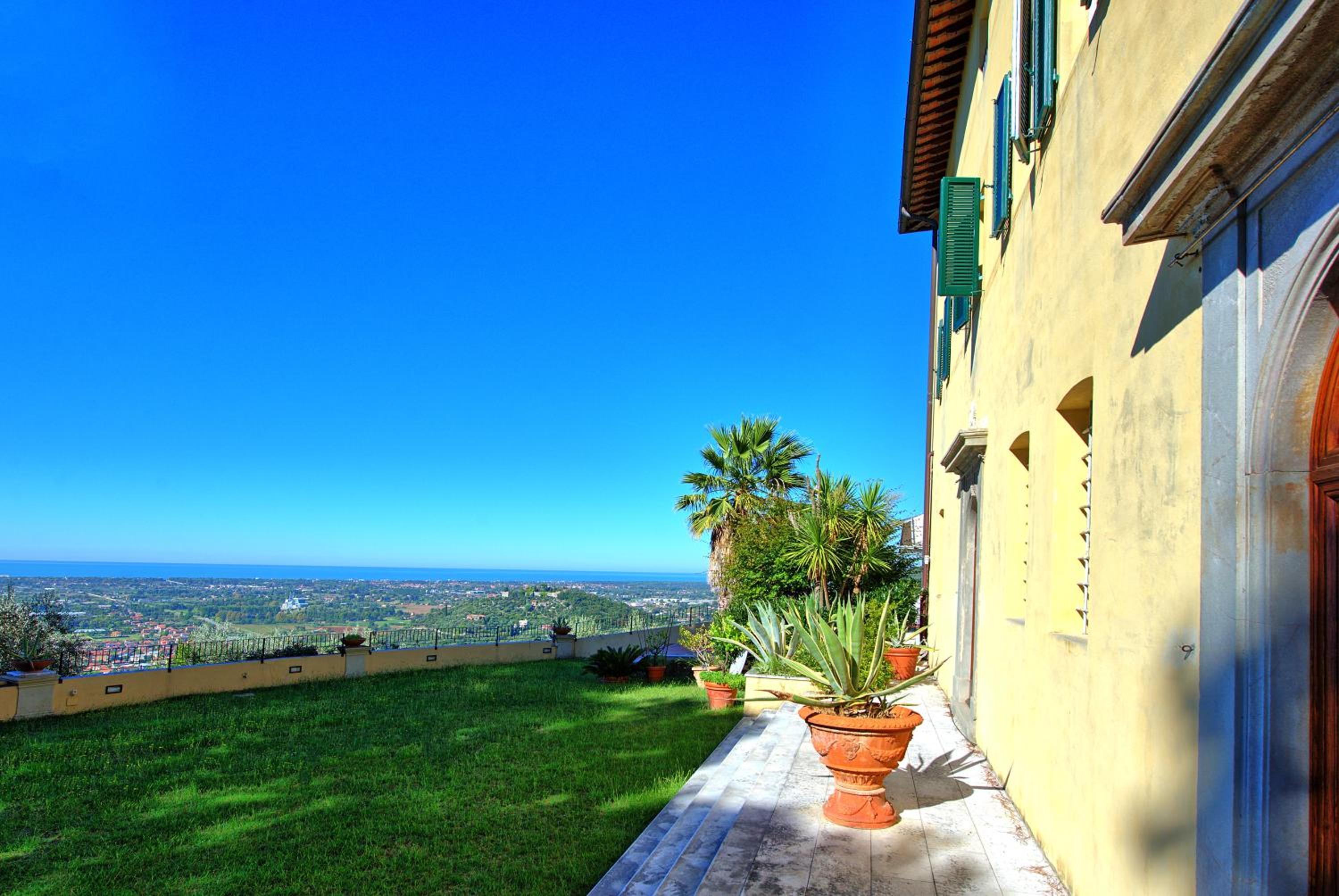 Villa Camaiore by PosarelliVillas