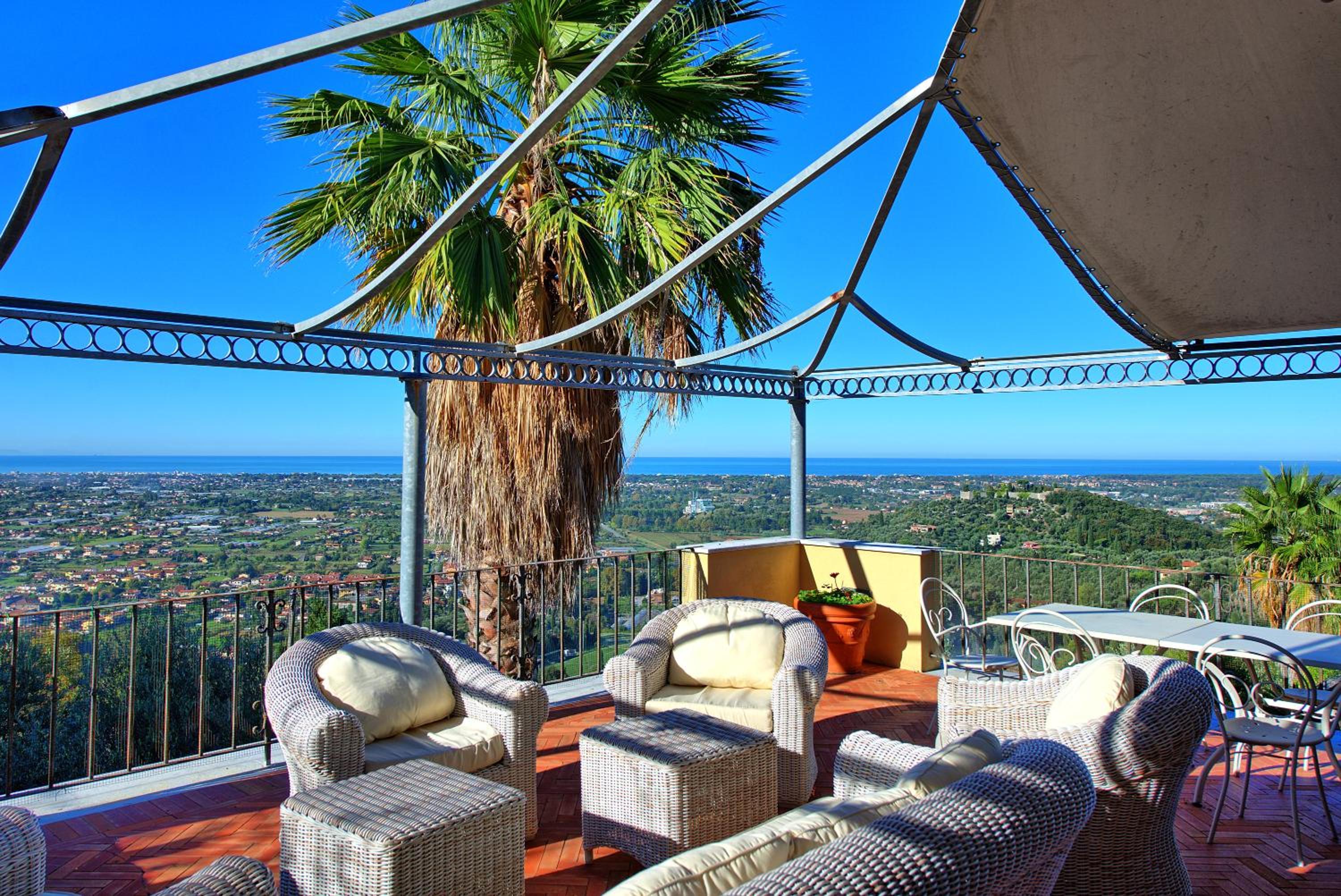 Villa Camaiore by PosarelliVillas
