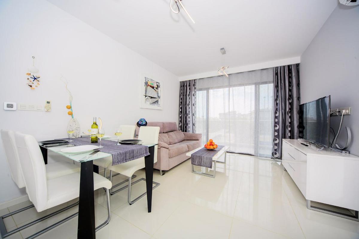 Penthouse 2 bedrooms in Mil Palmeras view 3