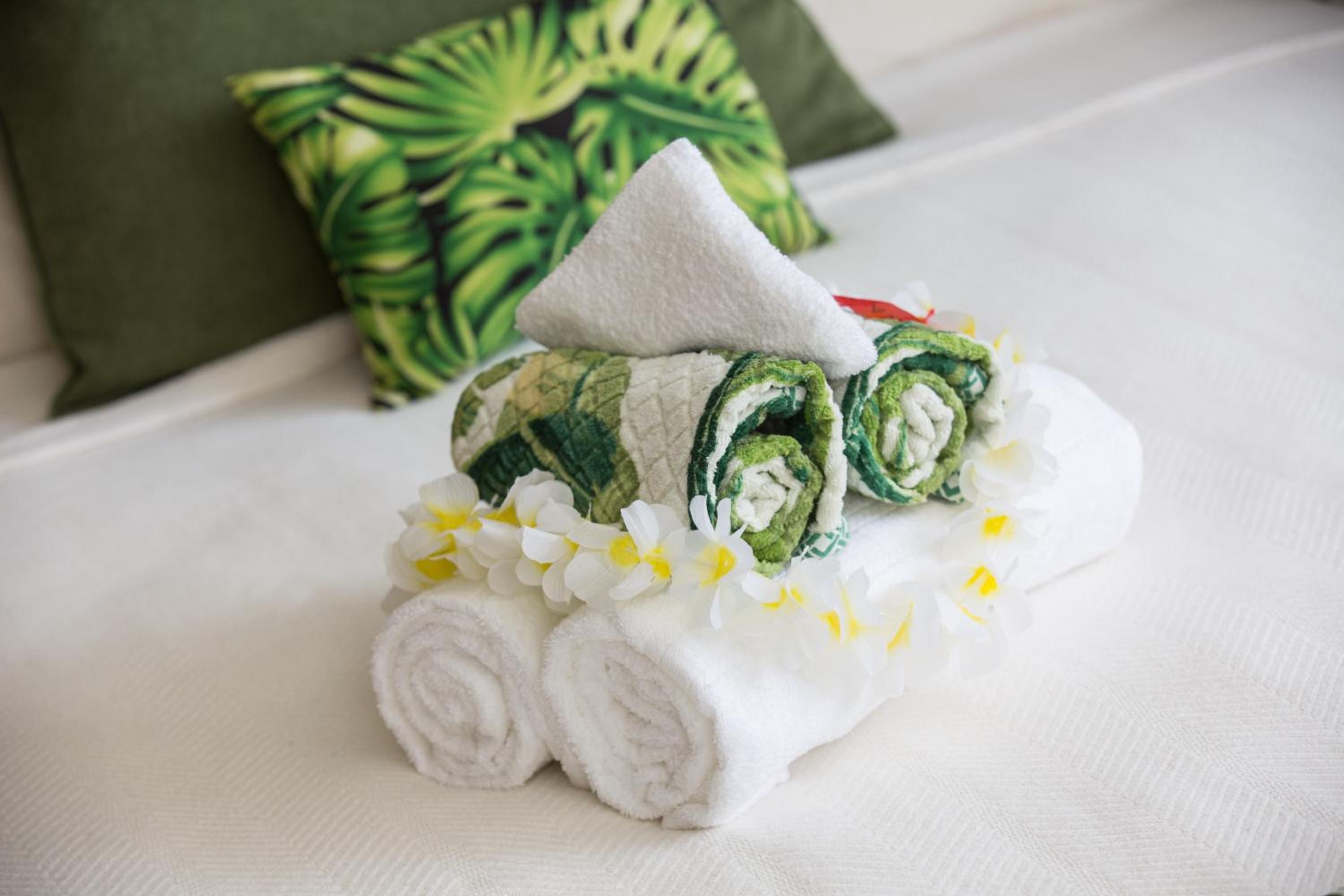 Tropical Studios at Marine Surf Waikiki - FREE PARKING - BEST LOCATION - FULL KITCHEN - SWIMMING POOL