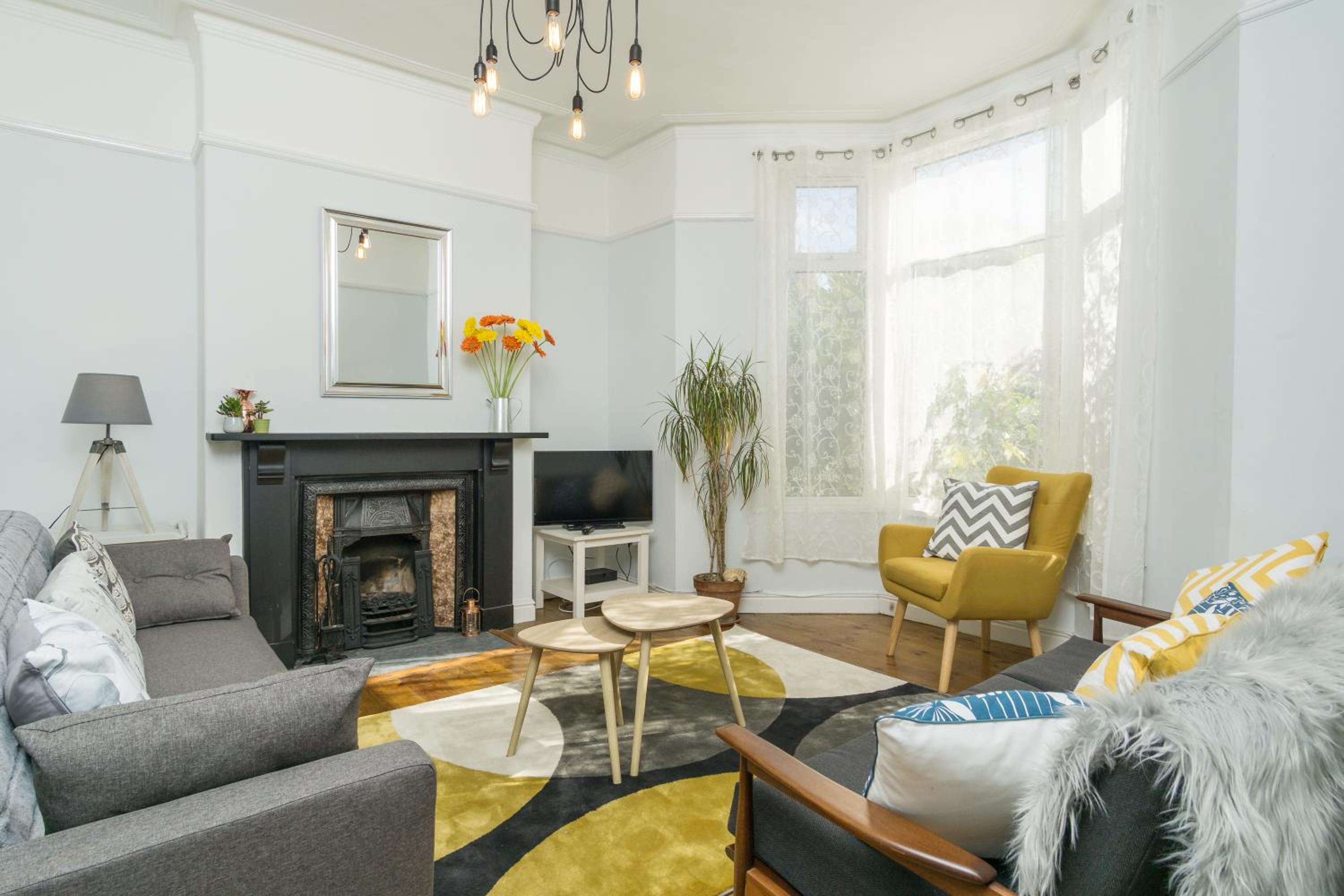 House for Families or Groups near Cardiff City Centre view 3
