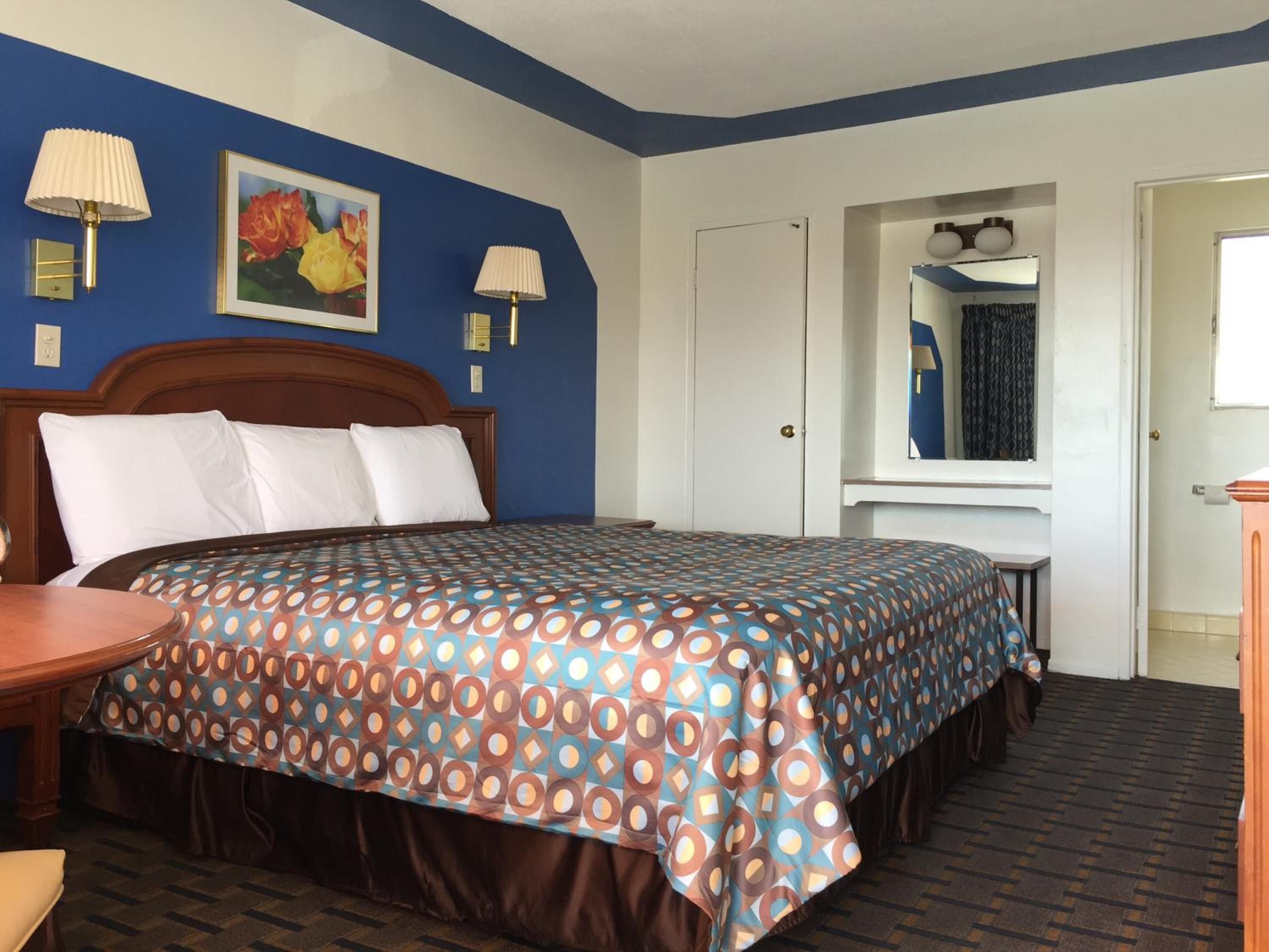 Kingman Vacations - Ramblin Rose Motel - Property Image 2