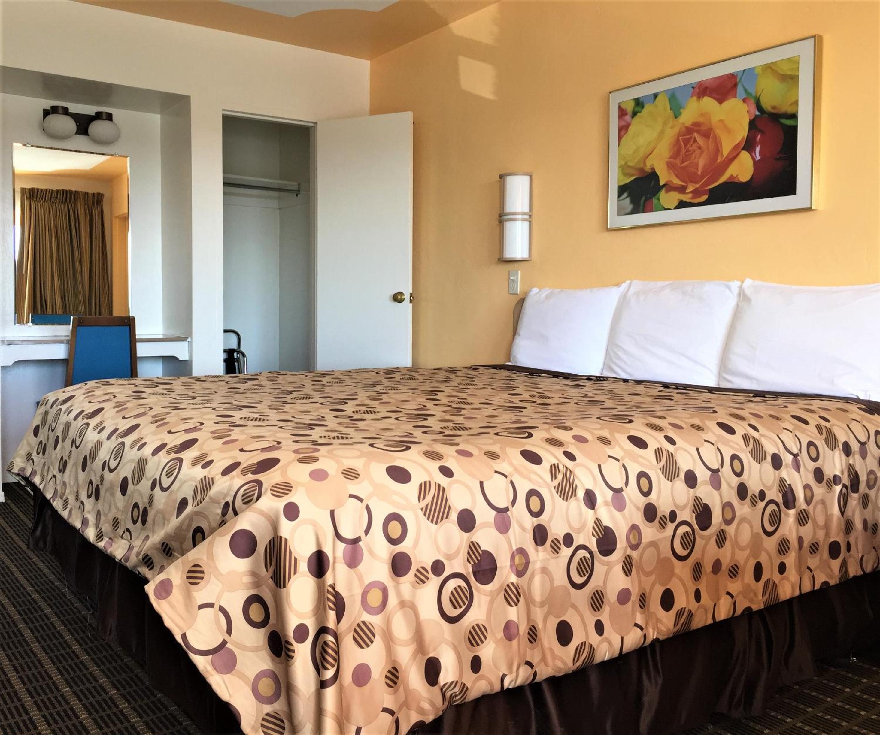 Kingman Vacations - Ramblin Rose Motel - Property Image 2