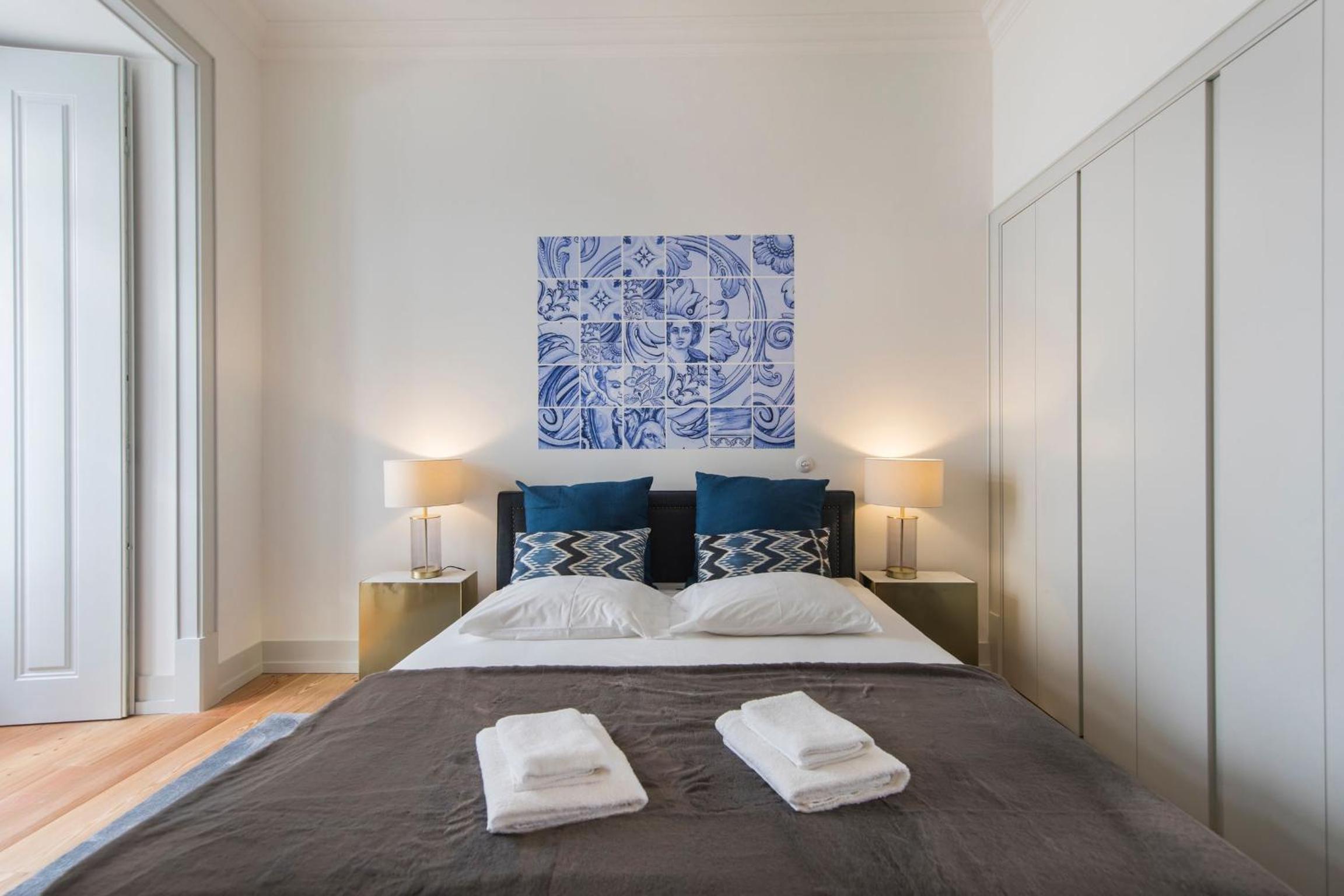 Fancy Downtown Lisbon Apartment by LovelyStay view 5