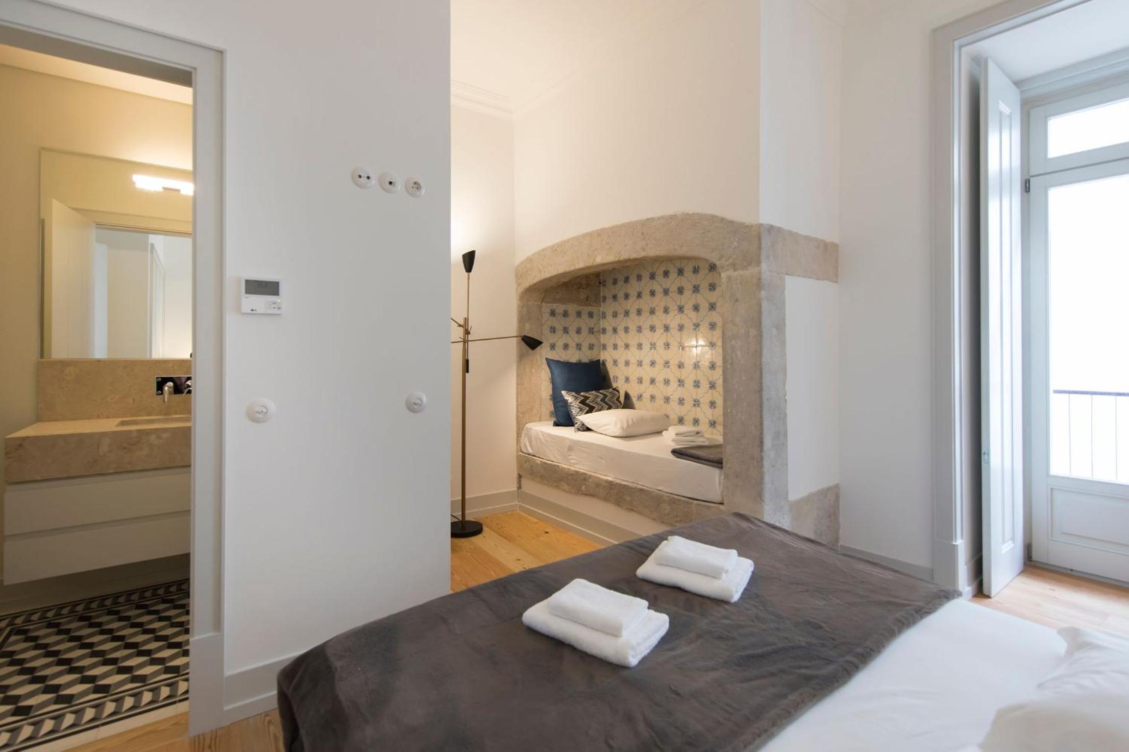 Fancy Downtown Lisbon Apartment by LovelyStay view 3