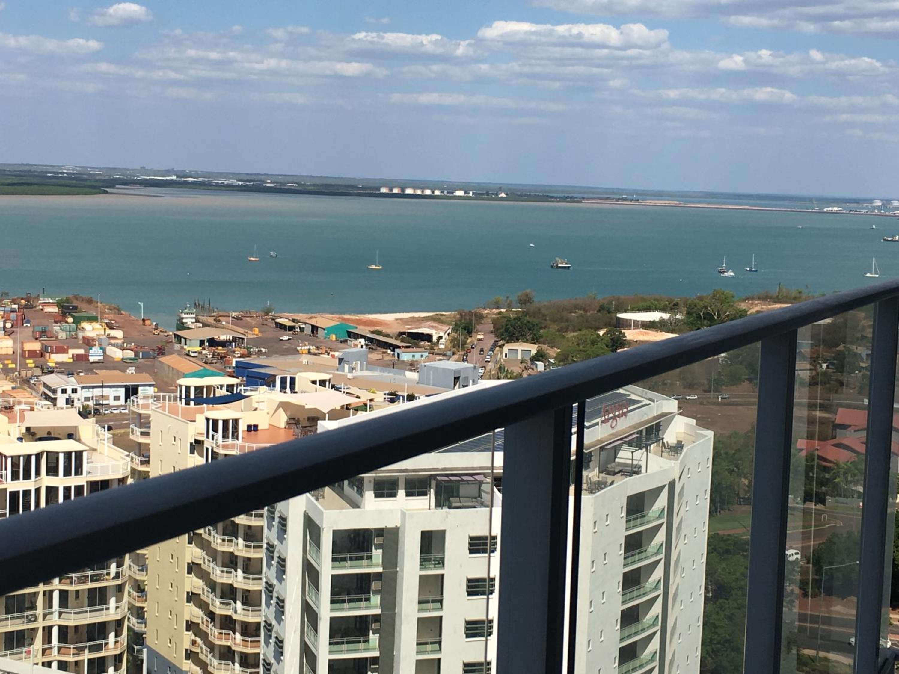 Darwin City Harbour views-Situated above the OAK Restaurant Coastalcoastretreats - Image 4