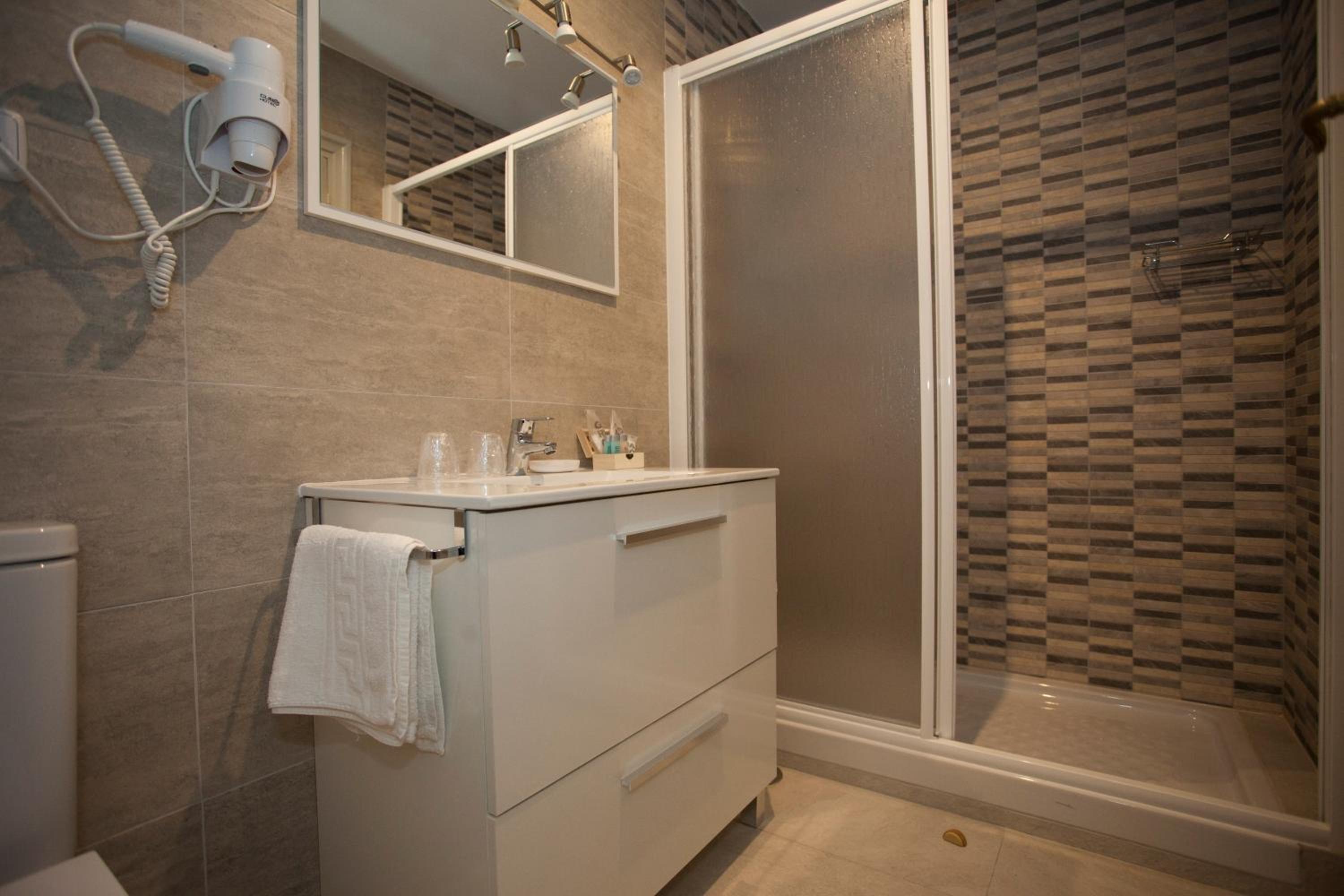Hostal Aresol en Madrid — bathroom