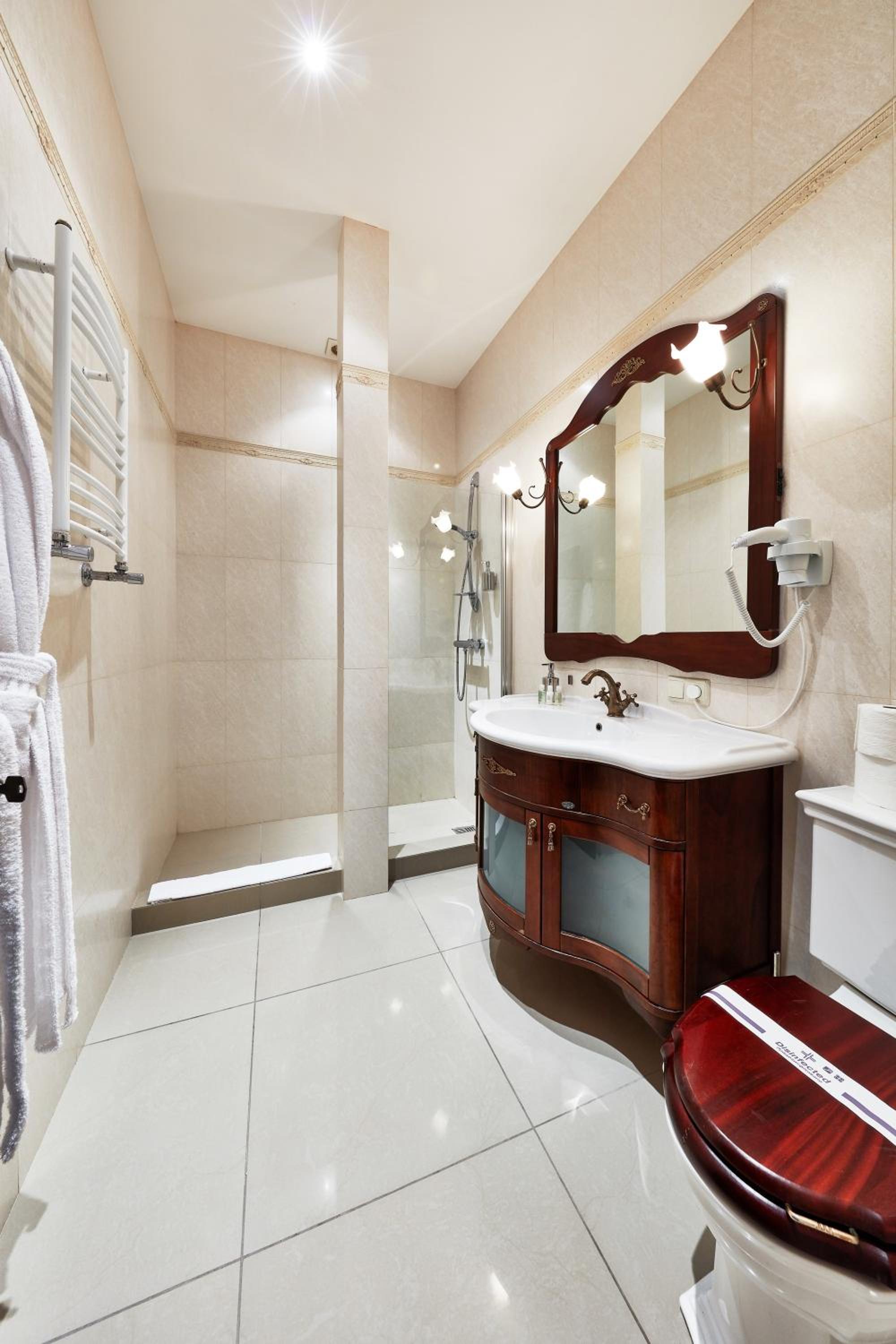 Shato Luxe en Odesa — bathroom