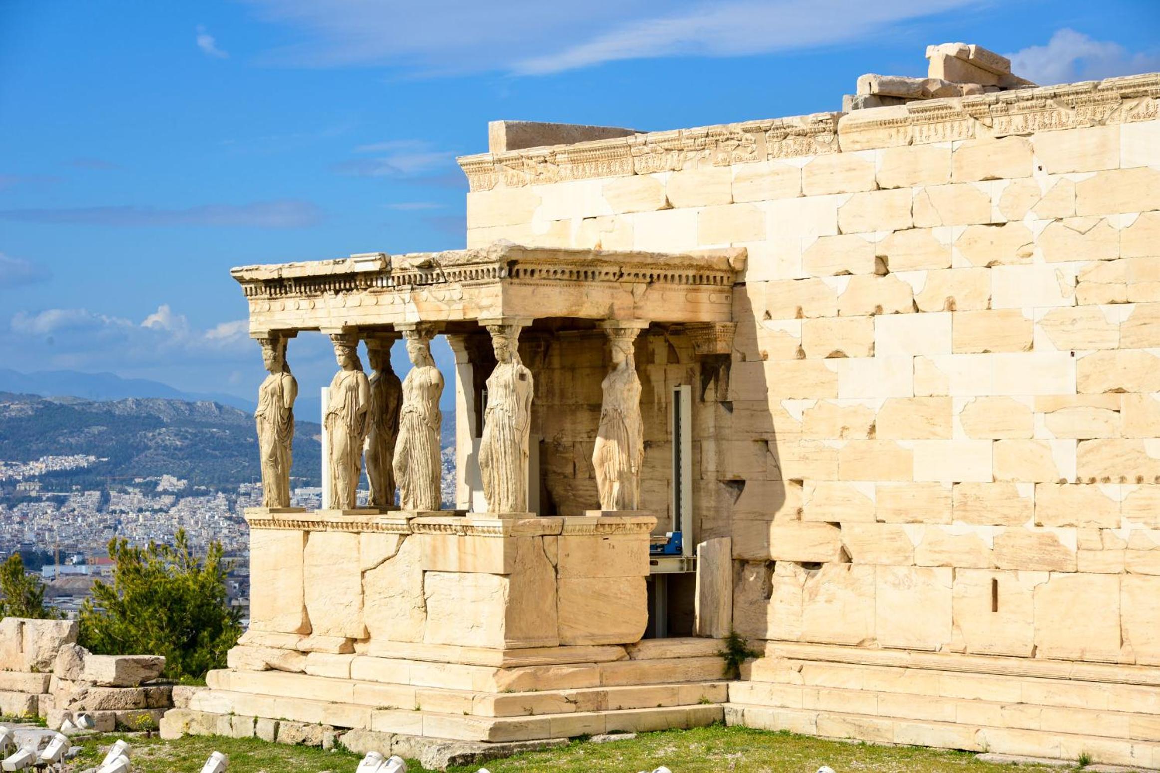 Acropolis area 5 minutes to the Museum and metro