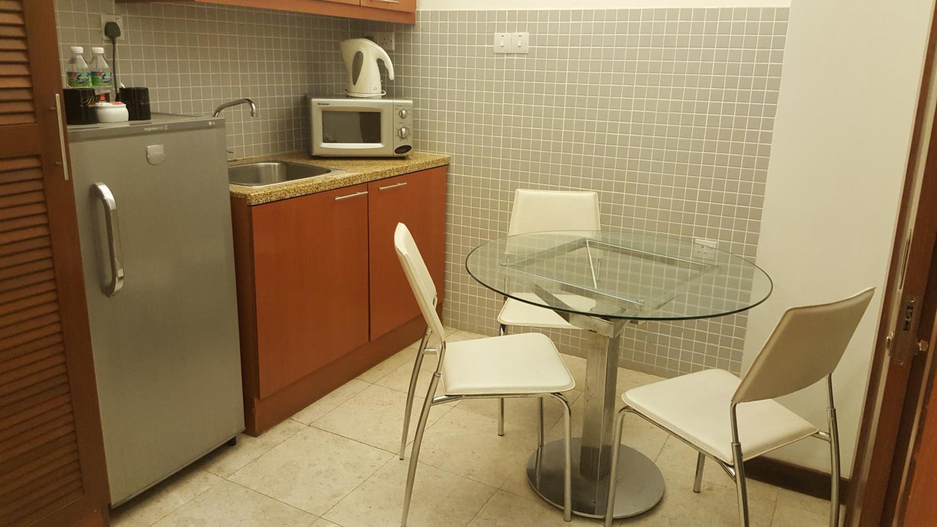 PENINSULA SEMANTAN SUITEs