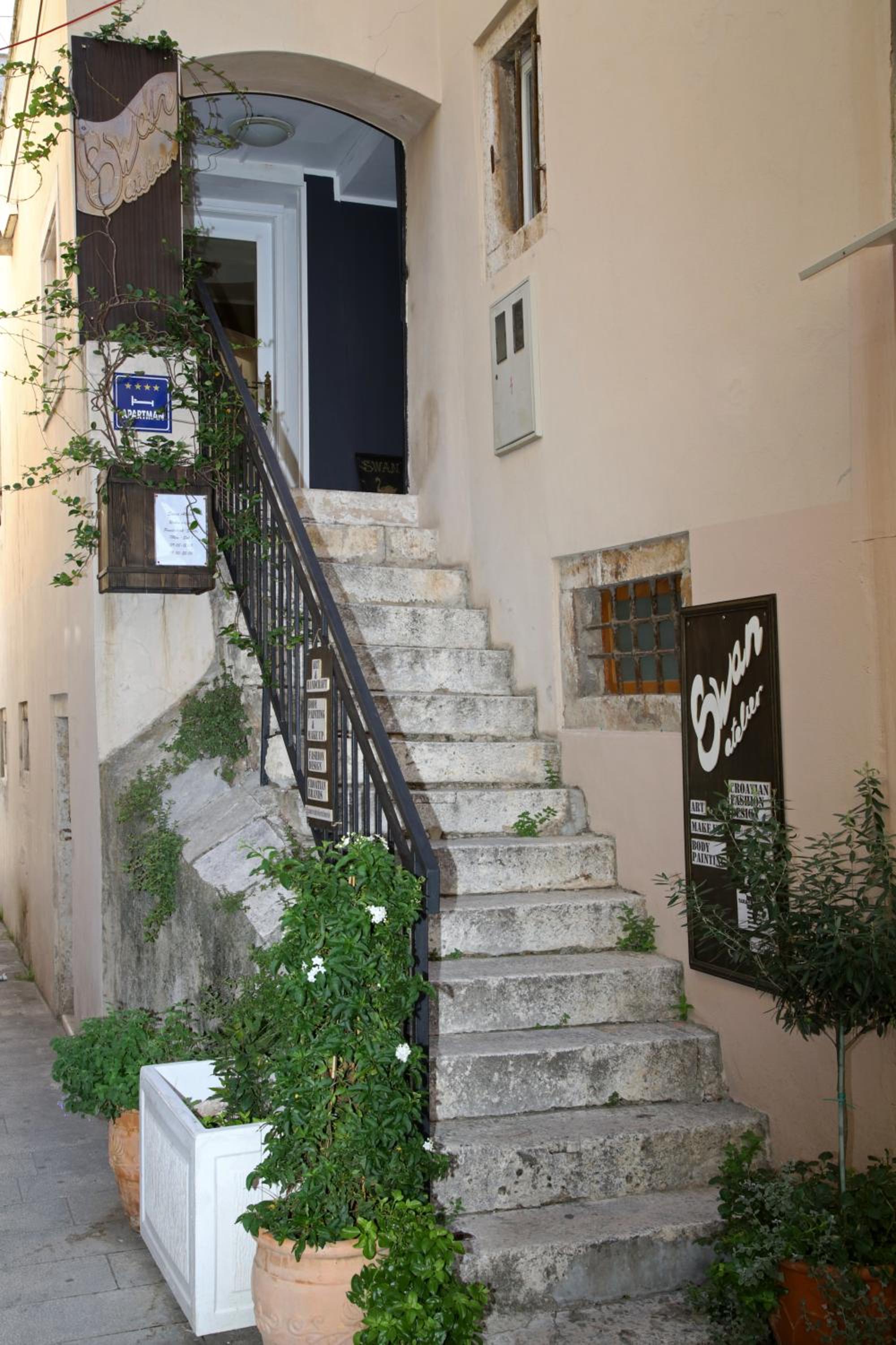 Hotel Swan City Apartment & Room - Image 1