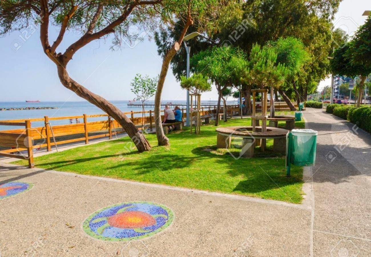 Sunny Family Home By The Beach