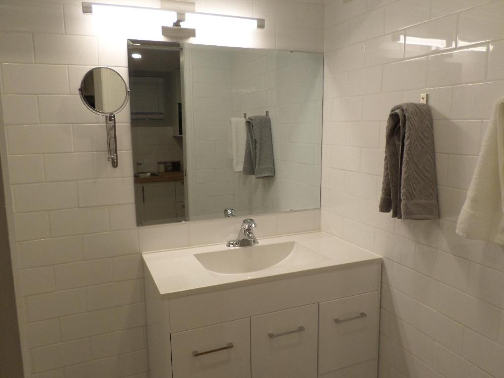 Fantastic and Modern Downtown 1-Bed Basement Apt., parking Wi-Fi and Netflix included
