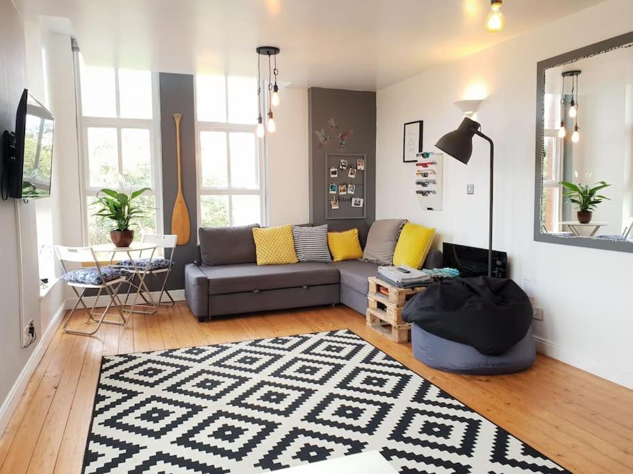 Spacious Apt with River Views and 5 Min walk to City Center view 5