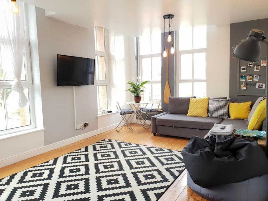Spacious Apt with River Views and 5 Min walk to City Center view 3