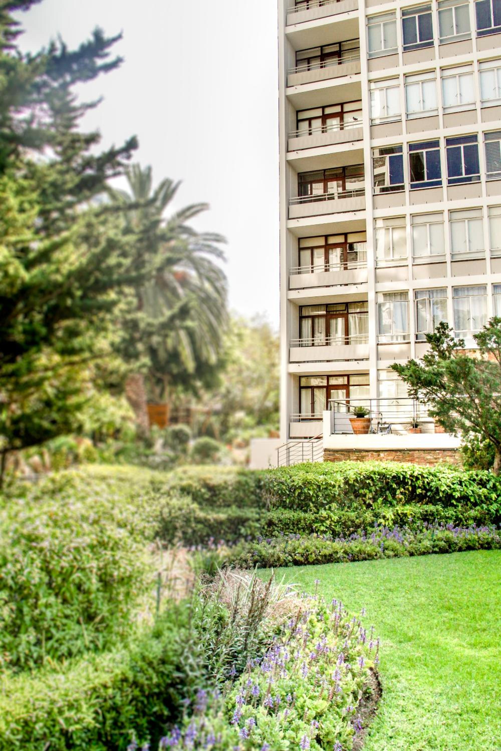 438 St Martini Gardens
