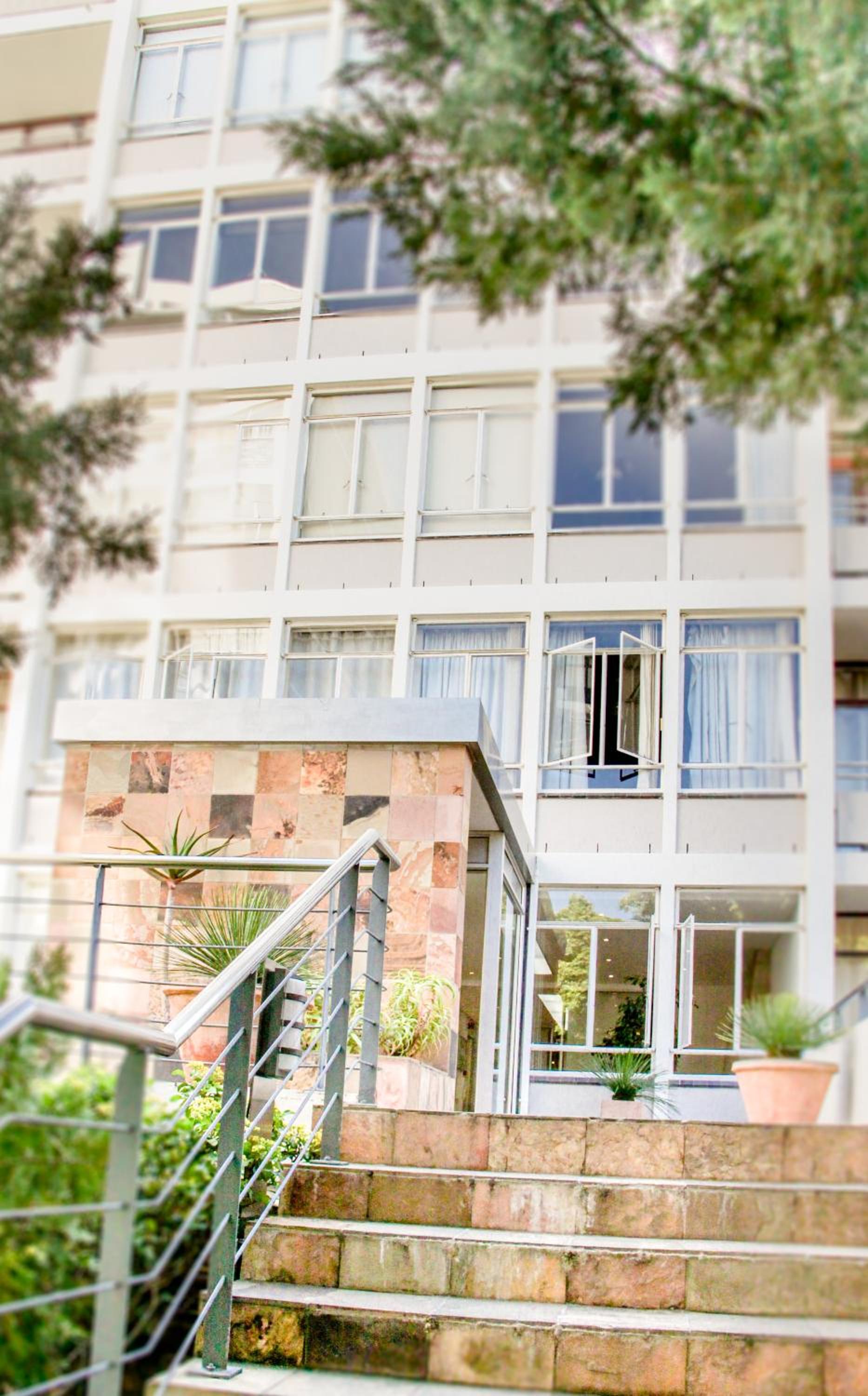 438 St Martini Gardens