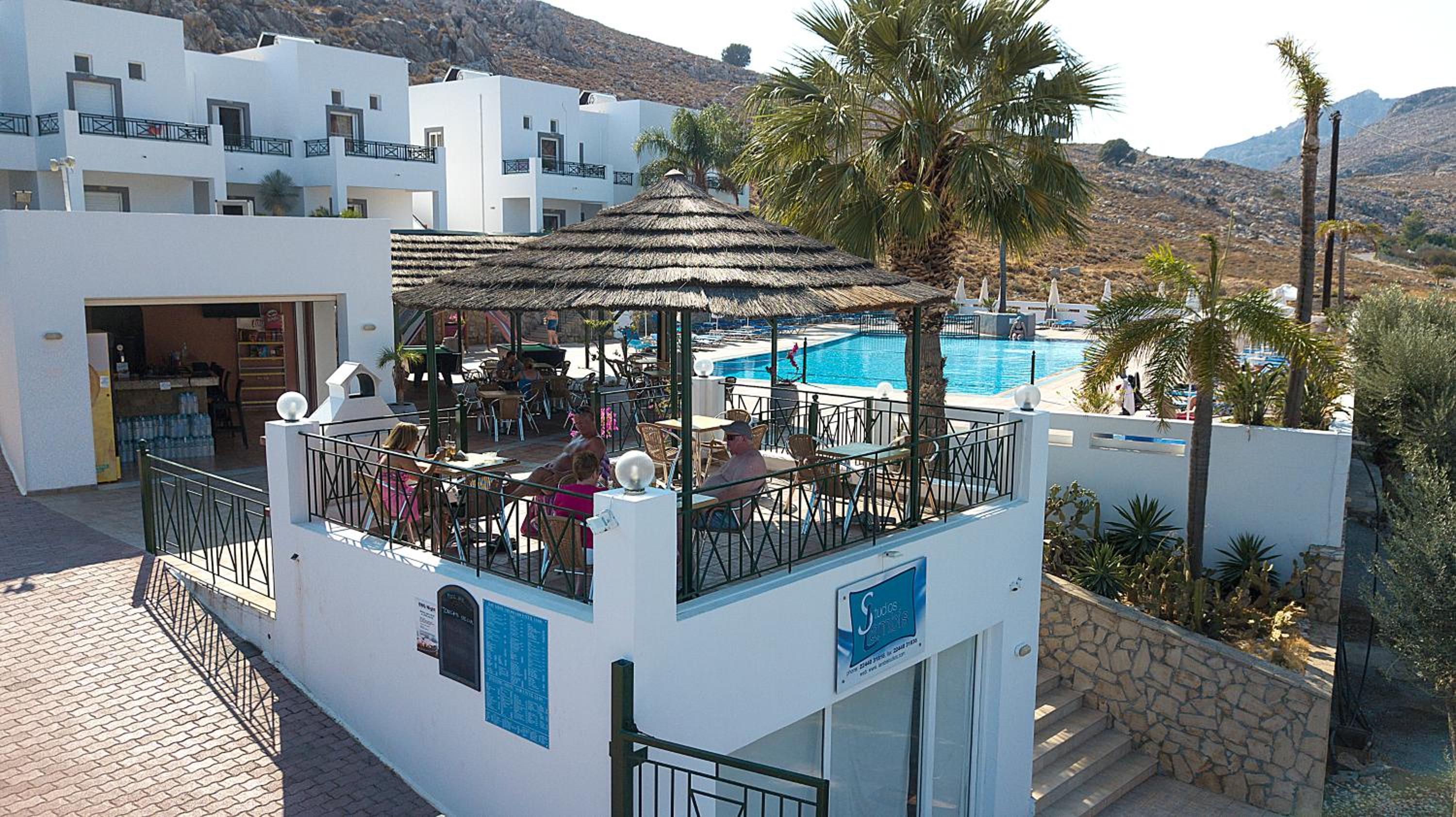 Lambis Studios & Apartments