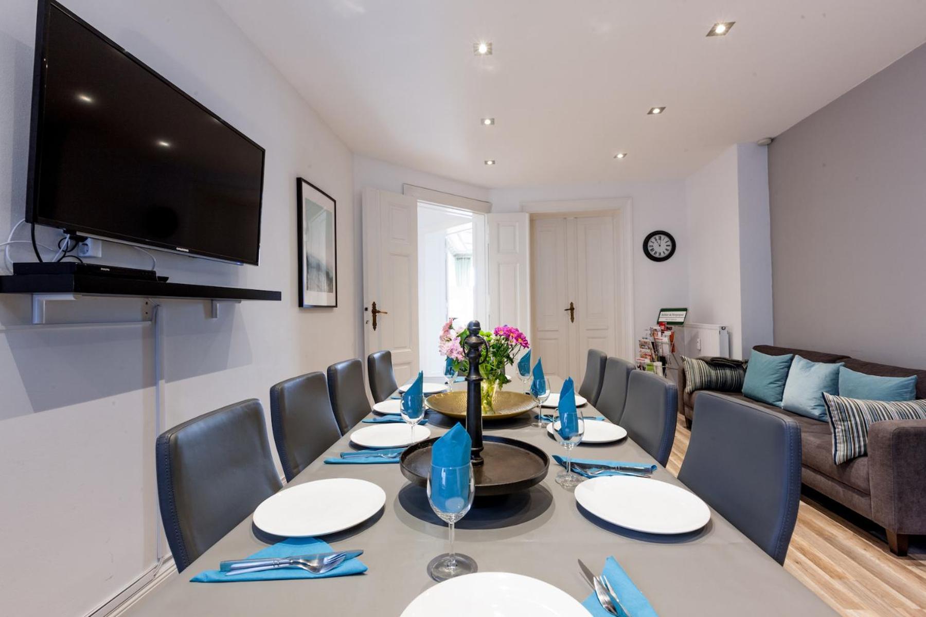 Dilo Apartments 150 sqm Modern Historic Apartments for 12 Guests
