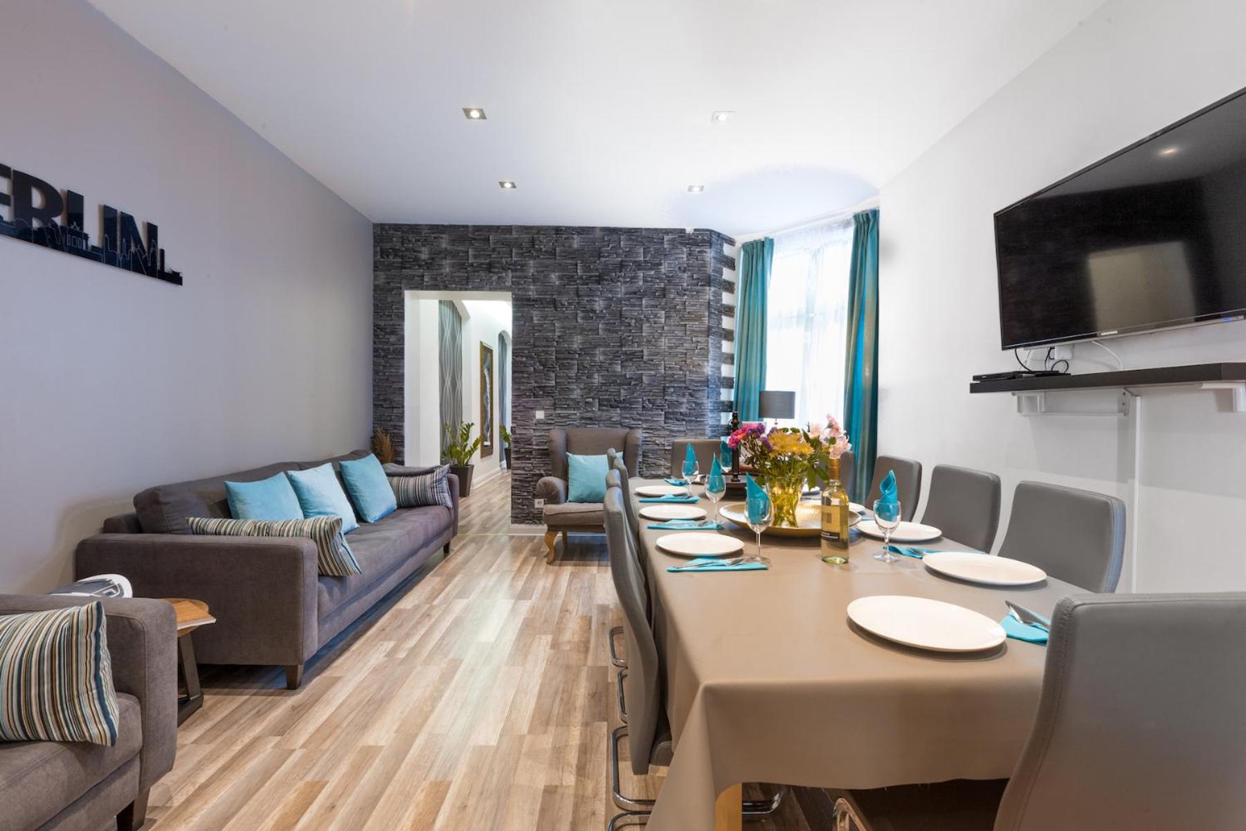 Dilo Apartments 150 sqm Modern Historic Apartments for 12 Guests