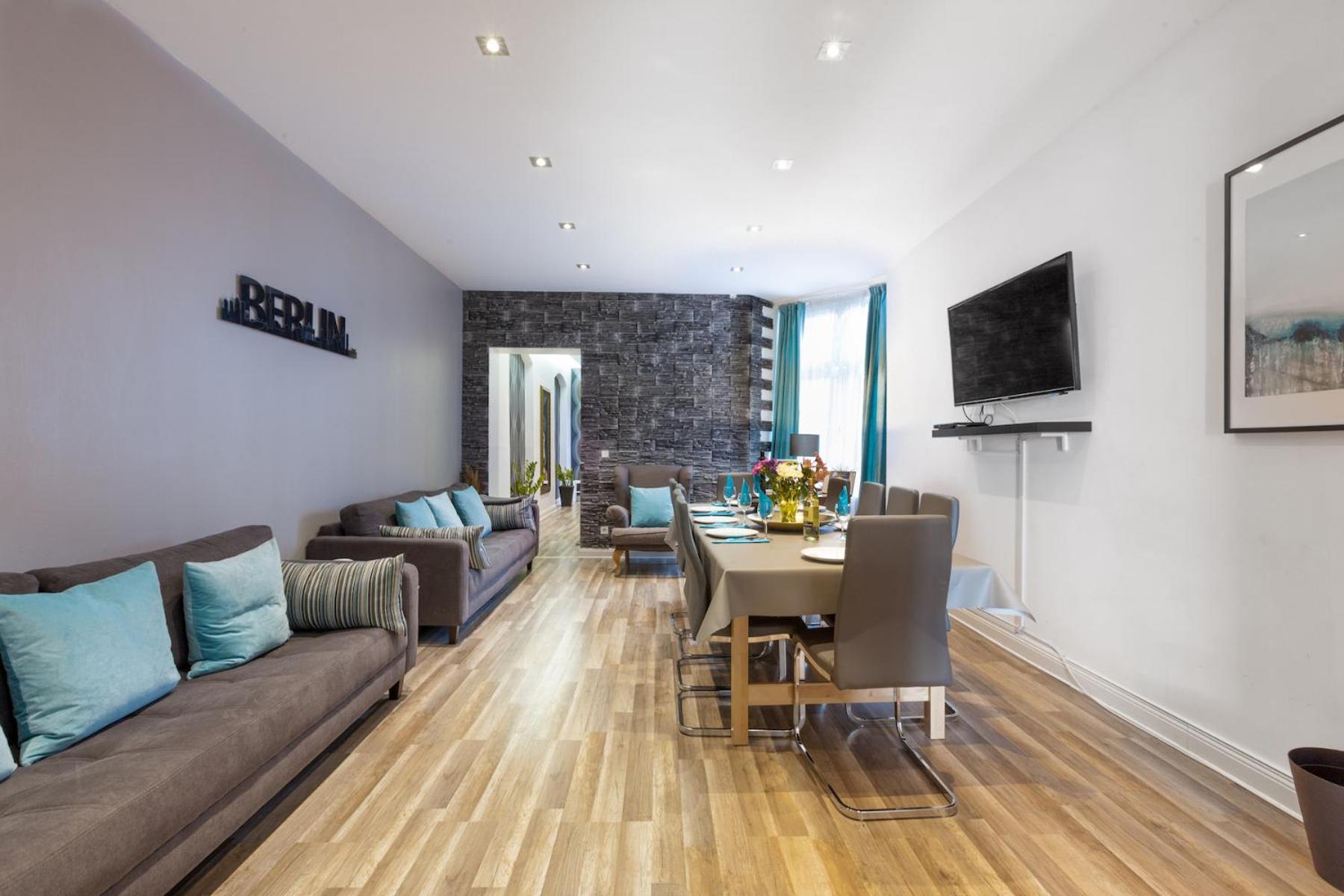 Dilo Apartments 150 sqm Modern Historic Apartments for 12 Guests