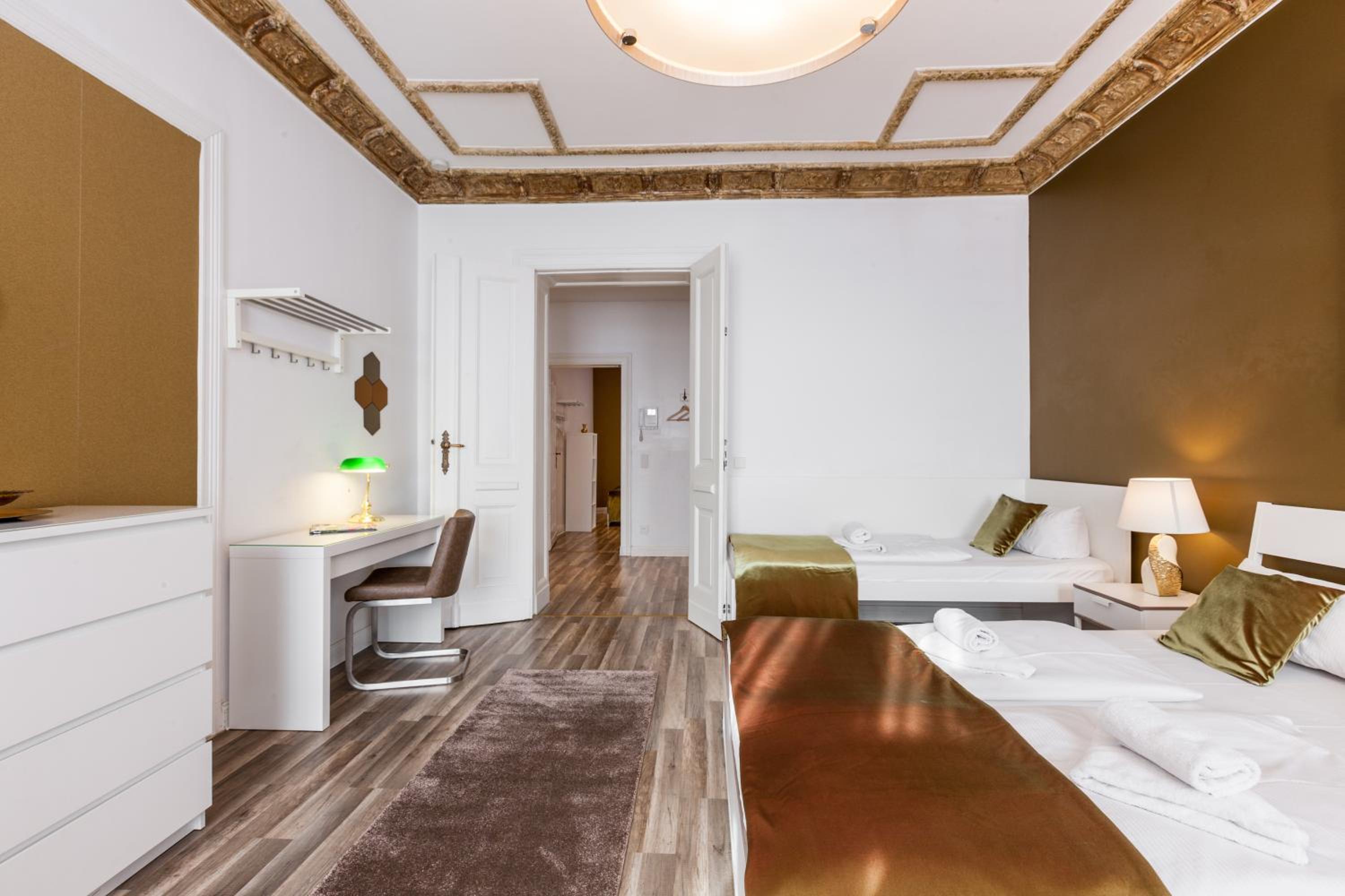 Dilo Apartments 150 sqm Modern Historic Apartments for 12 Guests